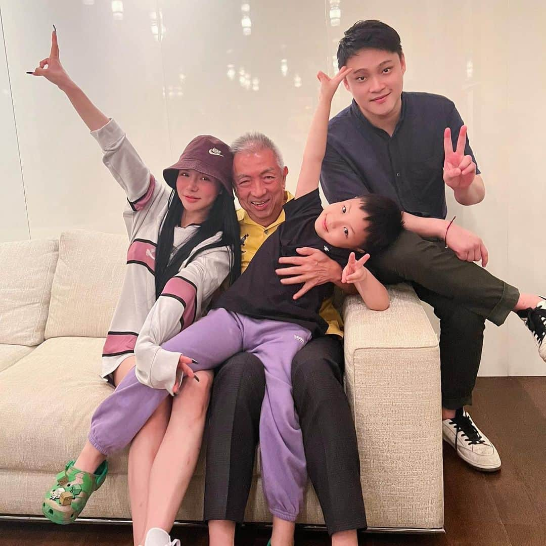 キム・イムさんのインスタグラム写真 - (キム・イムInstagram)「Happy Fathers Day to my papa and Kydens papa 🥹 I don’t care what other people say, we’re always here for you. We miss you dad ❤️ 加油 💪🏻 #family」6月18日 15時42分 - kimlimhl