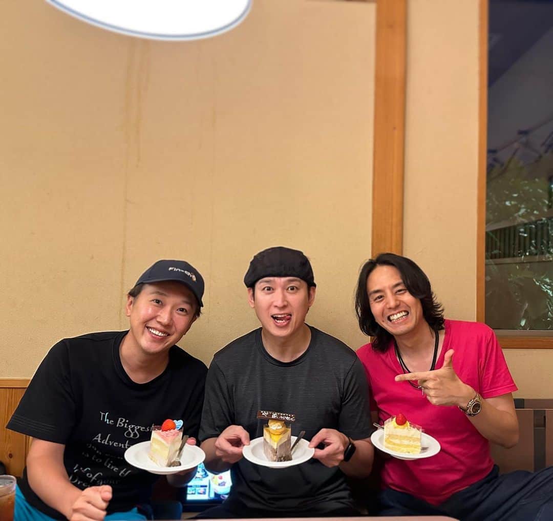 のインスタグラム：「昨日は親友の山ちゃんの誕生日のお祝いで、かねっちと共にご飯を食べに🍚 もう少しで出会ってから20年とか経つのかな〜⭐️ 時が経つのは早いよね。 これからもよろしく〜😊 #山﨑勝之  #金子貴俊 #神宮司治」