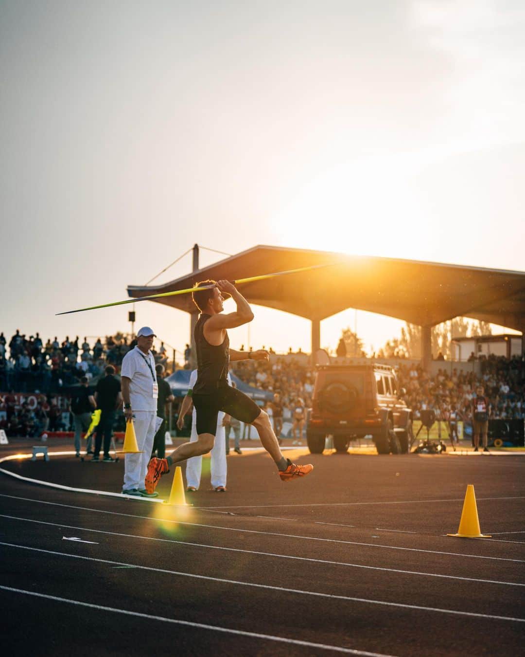 トーマス・レーラーのインスタグラム：「Making it look like javelin again. Bit by bit. First time from longer run up felt good. Solid first round then missed some tips or positions by wanting too much too fast. 📈 Still really enjoyed being out there doing what I love. Thanks @anhaltsport for putting in the effort year by year creating an amazing meet on home soil.   #trackandfield #javelin #speerwurf #leichtathletik #dessau #throw #throws   📸 by @dorfgarten_ 😘 #familysupport」