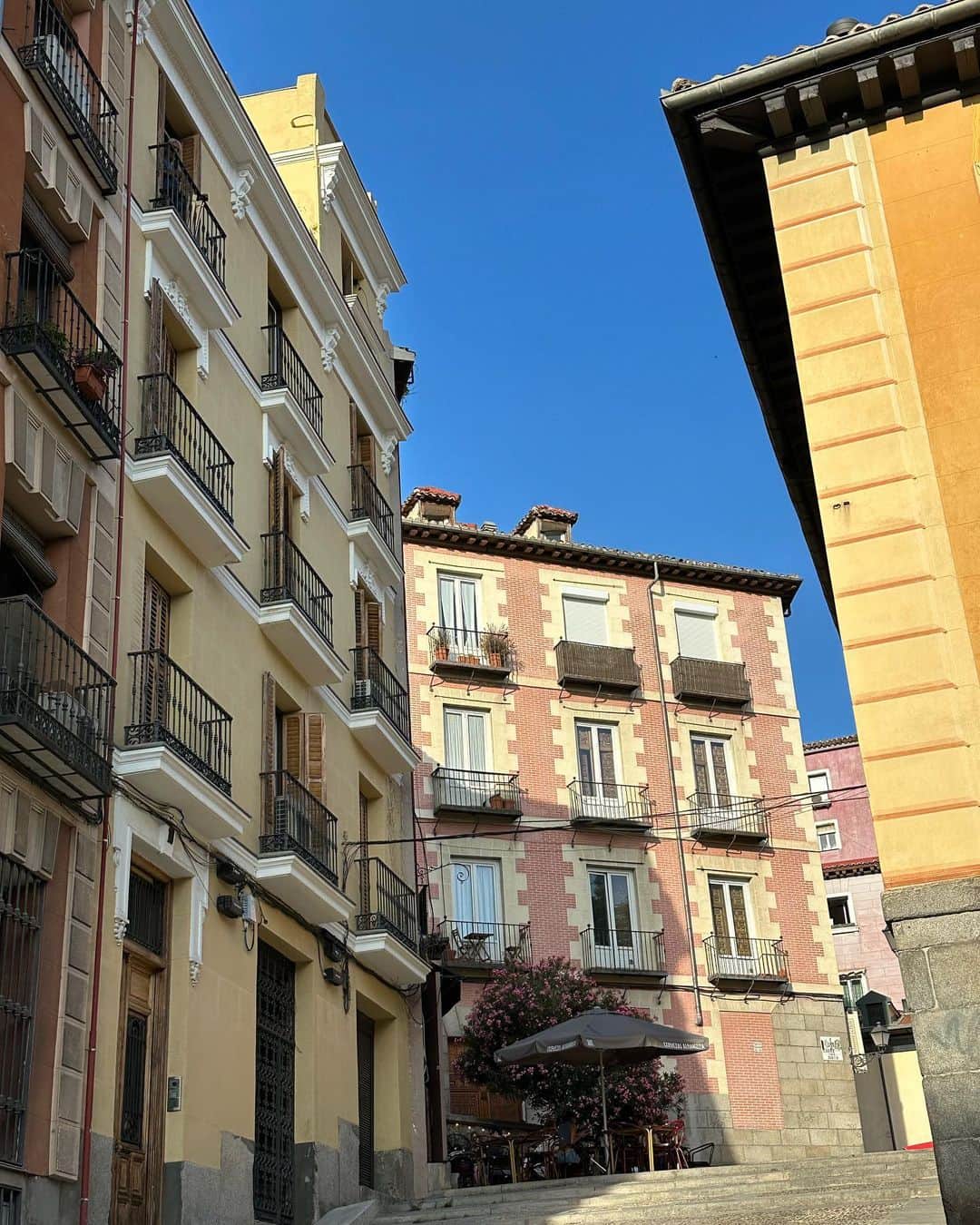 西脇綾香さんのインスタグラム写真 - (西脇綾香Instagram)「🇪🇸 Madridでは撮影もしました🤭 このマッシュルーム、職人さんが大きな鉄板の上で一つ一つ大切に焼いていたよ😶‍🌫️mushroomかわいい 横に置いてある小さな茶色の陶器をプレゼントしてくれた🥰旅人に割れ物はドキドキだよ🤗w（無事） 窓際に置く花瓶にしよう🌷 壁面もどこもかわいくって、歴史あるお店も、食事も、 それを守る人たちも、とても気持ちがいい空気とオーラで元気になりました🌻✨ 世界のお札が飾ってあってね（何故☺️）日本の千円札もあったよ🥳おにぎりさんもぐもぐシルエットだね🍙 撮影で異国やっぱたのしーねー👩🏼👱🏻‍♀️👦🏼  #madrid #mushroom #街歩き #perfume #あ〰ちゃん」6月18日 15時41分 - a_chan.prfm_p000001