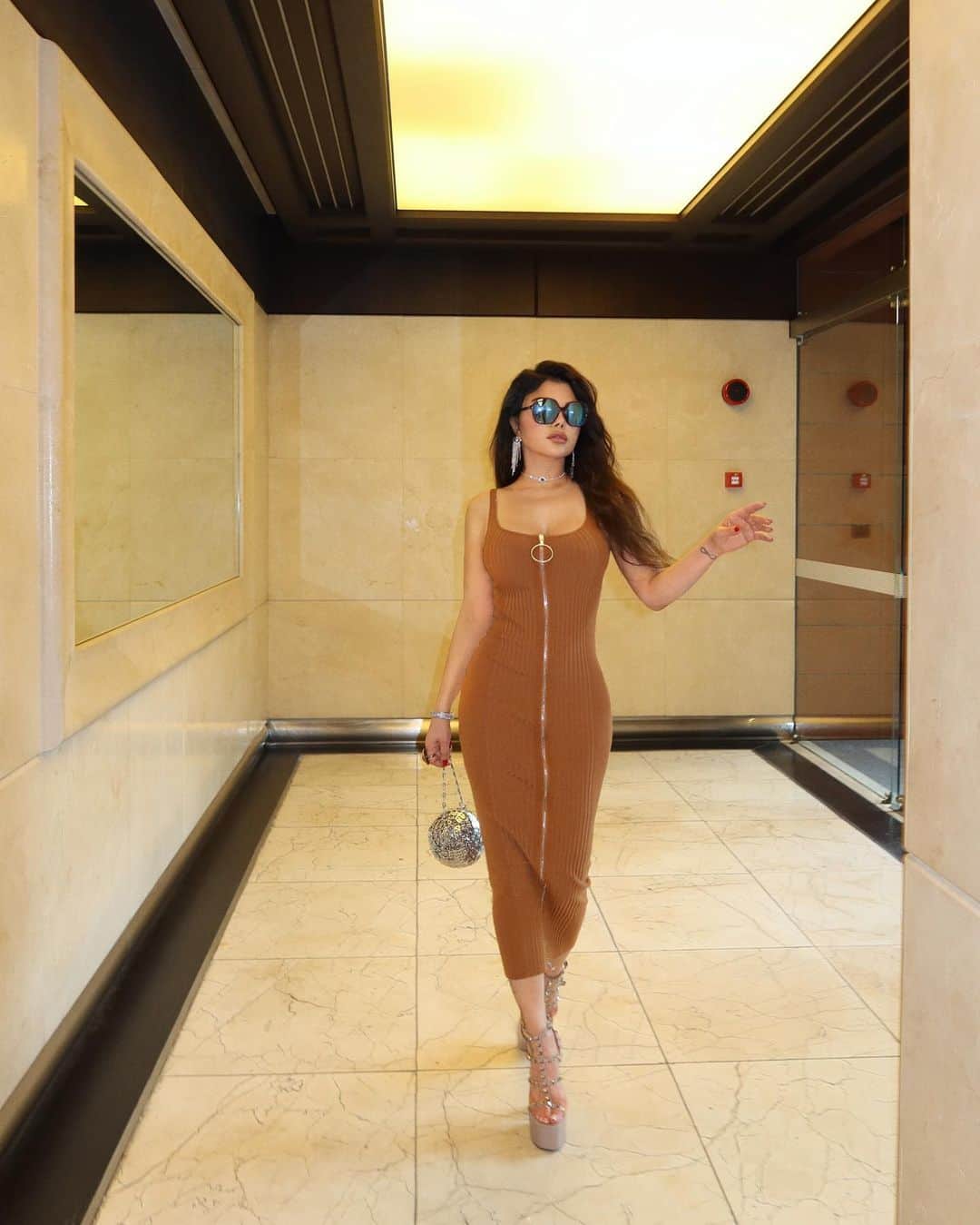 さんのインスタグラム写真 - (Instagram)「Xoxo 💋🌺🌴  #silentisviolent #haifawehbe」6月19日 2時31分 - haifawehbe