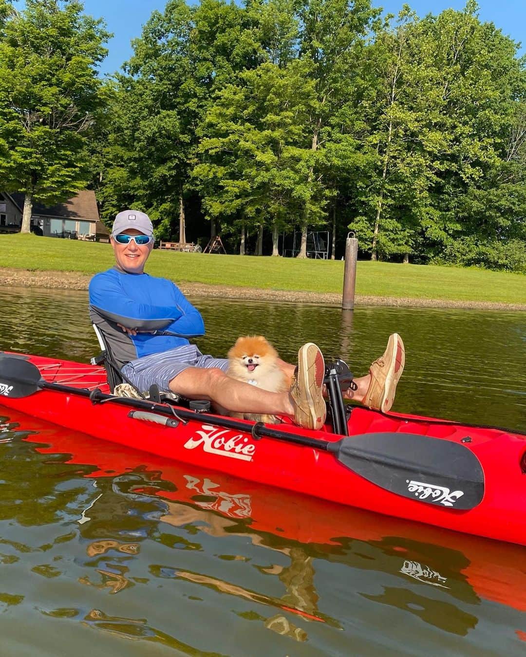 Monique&Gingerのインスタグラム：「Ginger absolutely adores her daddy👨🏻💙and totally loves going for kayak rides with him🐶🚣🏻‍♂️ Happy Father’s Day to all the dads out there! Hope you have an awesome day☀️❤️」