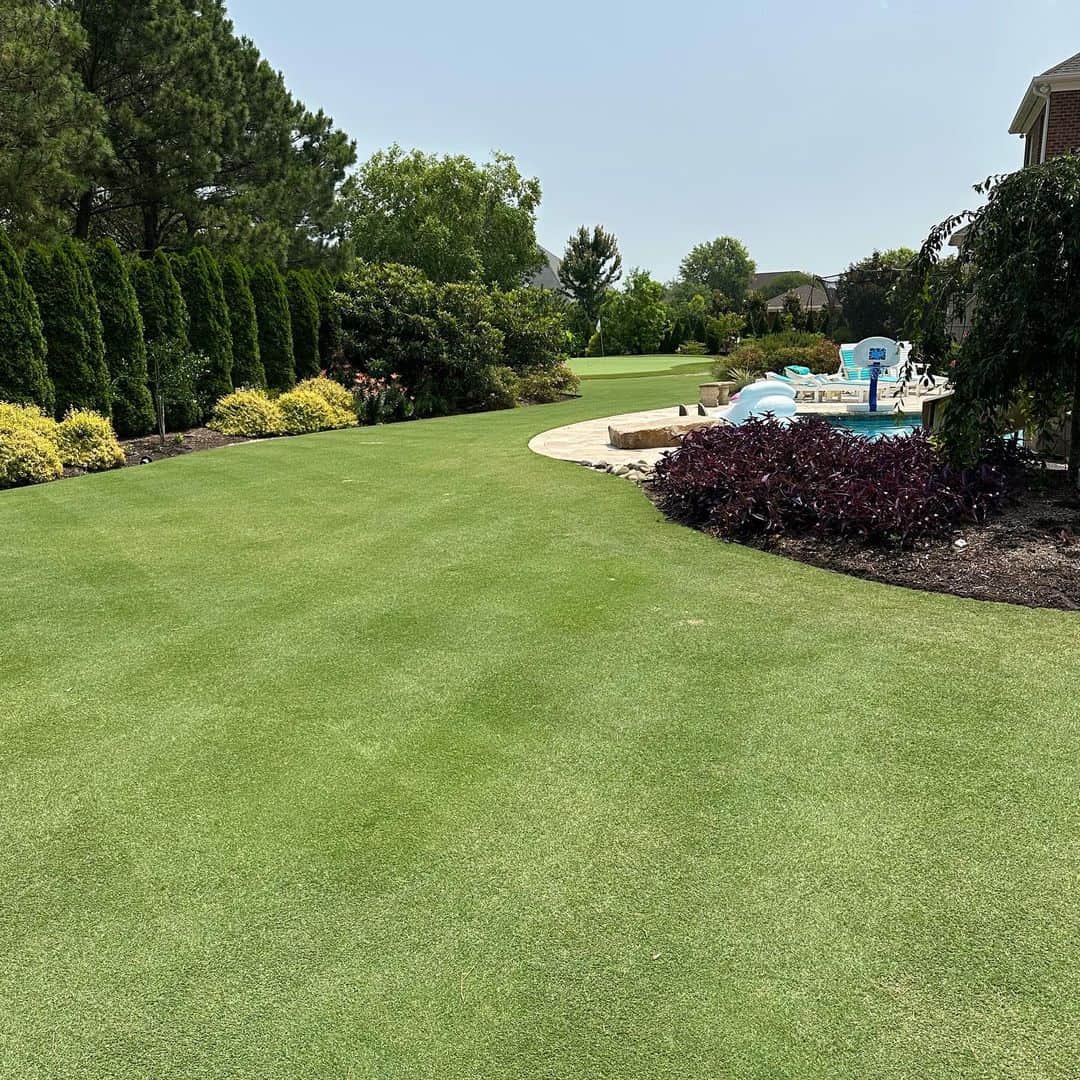 マーク・リーシュマンのインスタグラム：「Happy Fathers Day!! Weather finally heating up = green grass 😁」