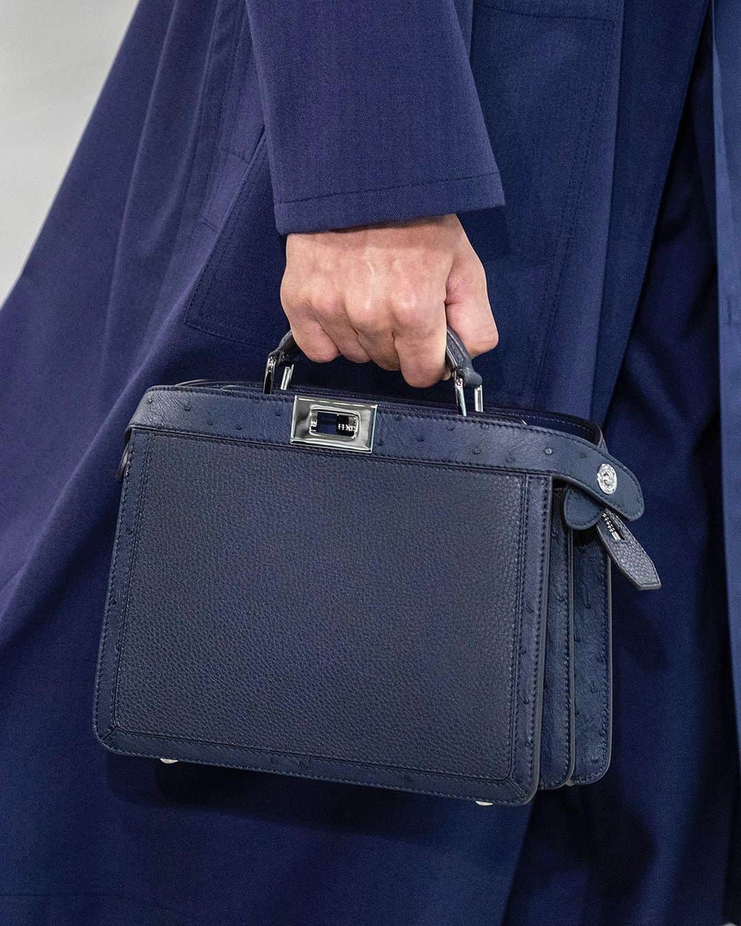 Fendiさんのインスタグラム写真 - (FendiInstagram)「The iconic #FendiPeekaboo and #FendiBaguette express heritage craftsmanship techniques and the Maison’s mastery of materials in #FendiSS24.  Artistic Director of Accessories and Menswear: @silviaventurinifendi Artistic Director of Jewelry: @delfinadelettrez  Concept and Direction: @nicovascellari  Styling: @ganio Hair: @garygillhair Makeup: @daniel_s_makeup Casting: @piergiorgio  Production: @bureaubetak」6月19日 1時03分 - fendi