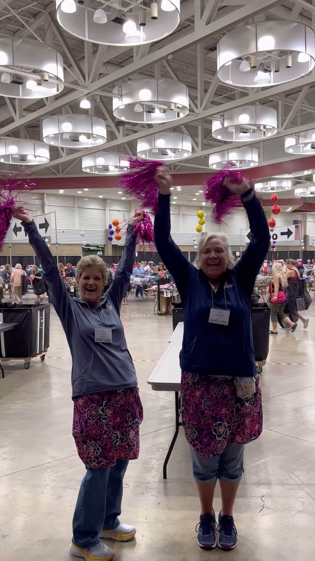 ヴェラブラッドリーのインスタグラム：「We’ve had a ✨BLAST ✨at this year’s Vera Bradley Annual Outlet Sale! We will see you today until 5PM! What was your favorite part of the sale this year?!   #VBAOS #verabradley #midwest #fortwayne」