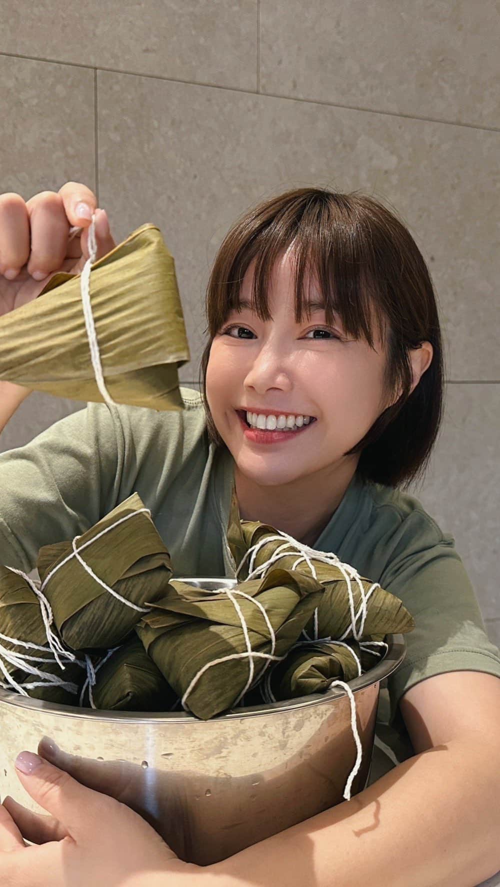 リー・ジャーインのインスタグラム：「小穎師肉粽來了！ @junoohknow   #端午節 #肉粽 #李佳穎 #婆媳過招 #人妻生活 #包粽子 #時刻影像工作室」
