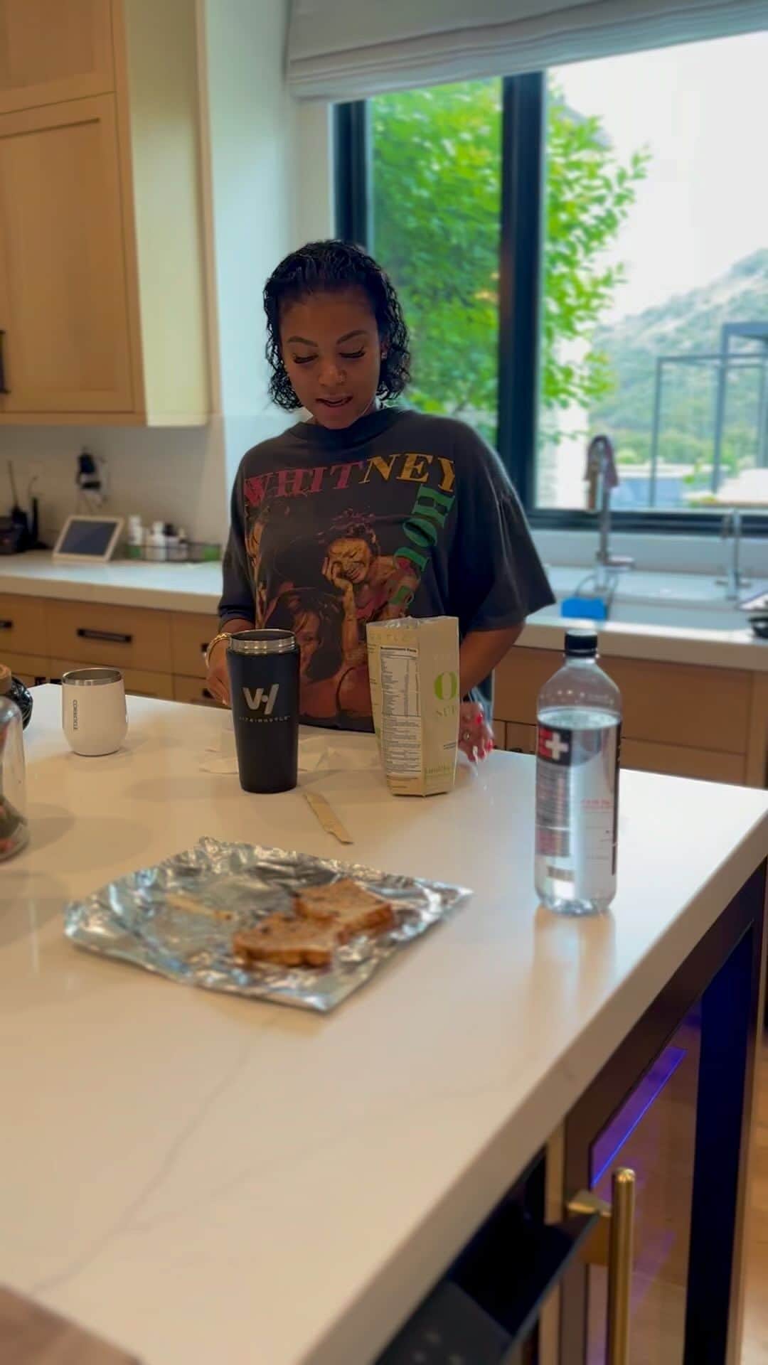 ケビン・ハートのインスタグラム：「Enjoying “THE ONE” AKA the Superfood that we need as Fathers to conquer our day!!!!!! Let’s gooooooo fellas …. Happy Fathers Day ….Now get your @getvitahustle NOOOOWWWW!!!!!! #HustleHart Go To VitaHustle.com & we are now available at @walmart   P.S thank honey 😂😂😂」