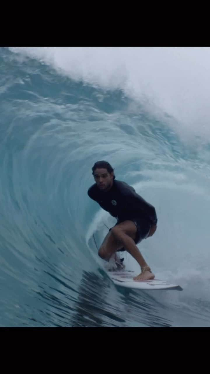 マーロン・テシェイラのインスタグラム：「“The best surfer out there is the one having most fun.”  Because surf Isn’t  just about a sport, it’s a way of life, a way of freedom, a way of peace & happiness of my soul.  Like @kellyslater used to say;  “It’s like the mafia. Once you’re in you can’t get out.”  HAPPY INTERNATIONAL SURF DAY. 🫶🏽🏄🏽🌊  “O melhor sufista dentro do mar é aquele que se diverte mais.”  Porque não é apenas sobre um esporte, é um estilo de vida, um caminho de liberdade, o caminho de paz e amor que meu coração encontrou.  Como o @kellyslater costumava a dizer;  “É como a máfia. Depois que você entrou, jamais consegue sair.”  FELIZ DIA INTERNACIONAL DO SURF. 🫶🏽🏄🏽🌊  🎥 by the master @erickproost 👊🔥👊   —- 🎩…Peace&Light…♻️ —-  #Surf #HappyInternationalSurfDa y #GoodVibesOnly」