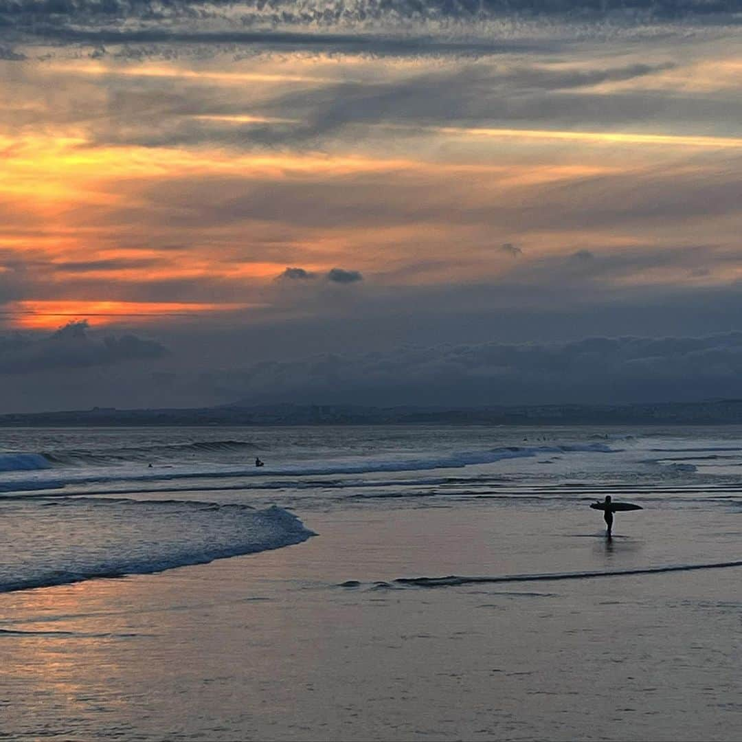 ルイス・グローバーのインスタグラム：「Sunset beach surfing in Portugal #sunset」