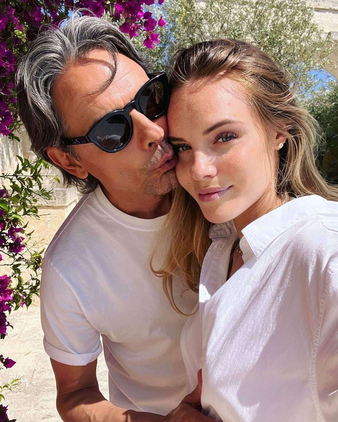 のインスタグラム：「Due figli, poco tempo per noi…ma un cuore stracolmo d’amore ♥️  Grata per questi giorni felici. Ti amo 🫂  @pippoinzaghi」