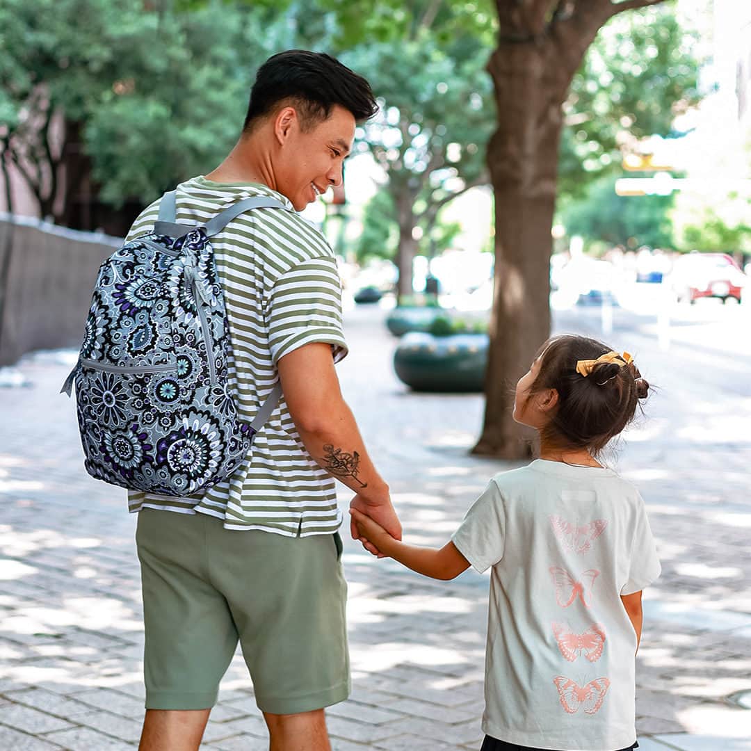 ヴェラブラッドリーのインスタグラム：「For the one who's always there to hold your hand; to pick you up, comfort you, or pull you along for an adventure...Happy Father's Day! We love you! 👨👧💜  📸: @vannie.beauty  #verabradley #pattern #fathersday」