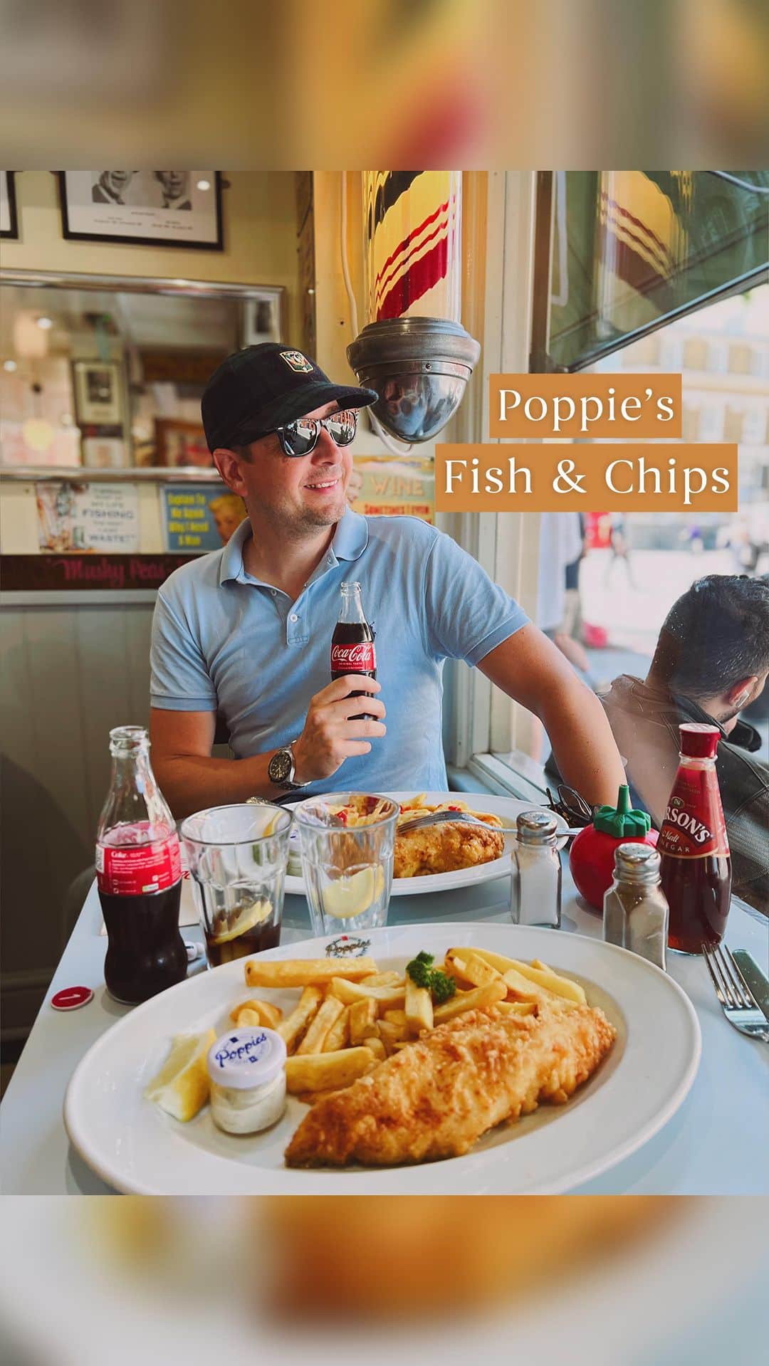 @LONDON | TAG #THISISLONDONのインスタグラム：「🍽️ @MrLondon visiting an institutional #FishAndChips 🐟🍟 with @alice.sampo - it is of course @PopsFishNChips in #Shoreditch, close to #BrickLane. If you’re looking for a classic, look no further. 👍🏼👍🏼  ___________________________________________ #thisislondon #lovelondon #london #londra #londonlife #londres #uk #visitlondon #british #🇬🇧 #foodiesoflondon #londonfoodies #londonfoodie #londonfood #londonrestaurants #londonbars #londonreviewed」