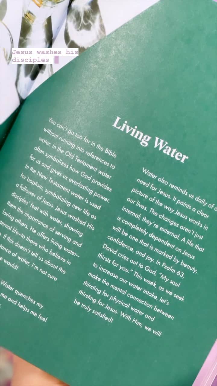 のインスタグラム：「Happy Sunday! 🙏🏼✨ Giving you a reminder and encouragement today from my wellness journal, Healthy in The Hustle, that Christ is our living water.  He offers living water, eternal life, to those that believe in Him!  John 4:13-14 says “Jesus says to her, “Everyone who drinks of this water will be thirsty again, but whoever drinks of the water that I will give him will never be thirsty again. The water that I will give him will become in him a spring of water welling up to eternal life.” 💜」
