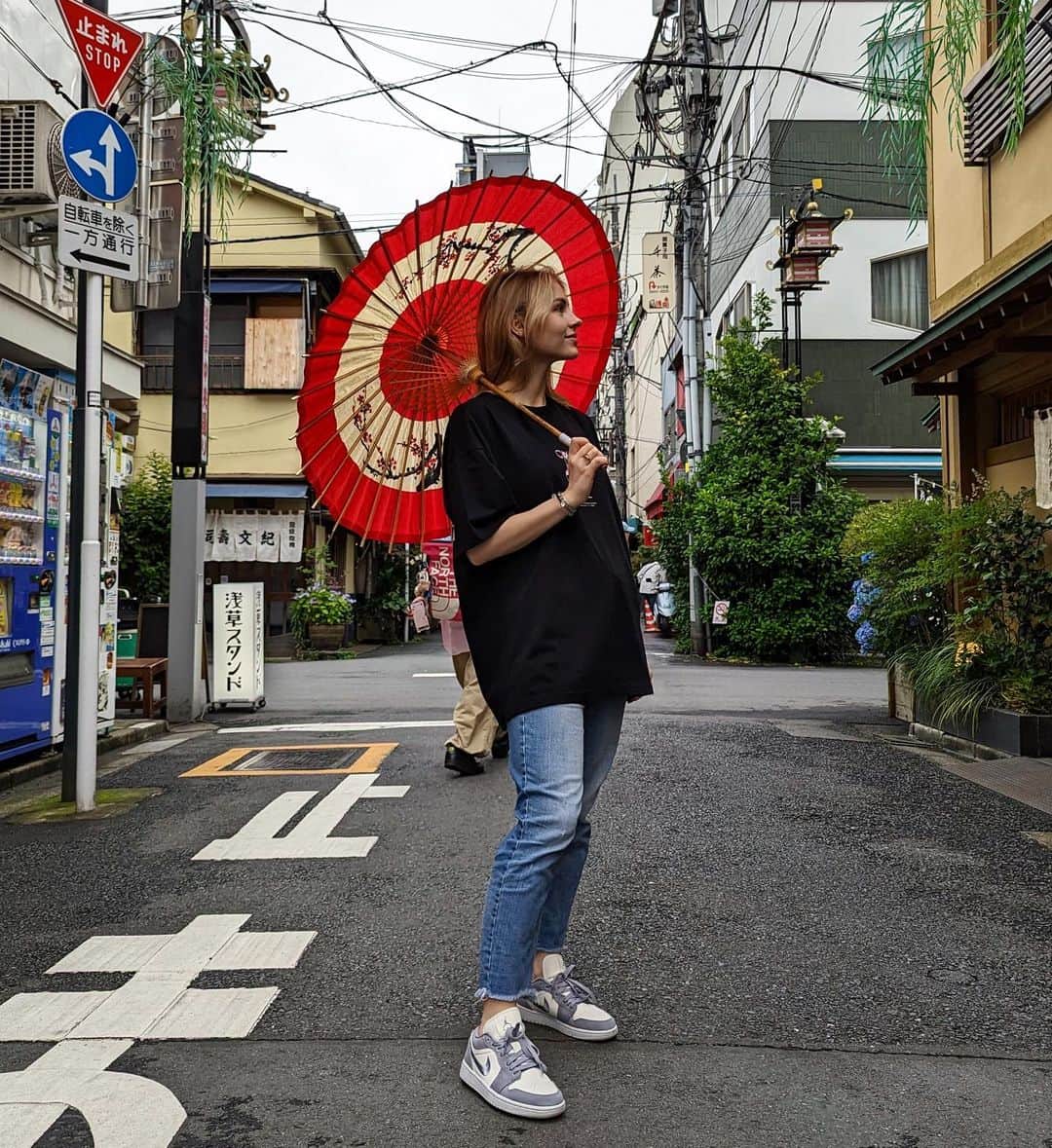 アンゲリーナ・クチヴァルスカのインスタグラム：「remember that happiness is a way of travel – not a destination ✨」