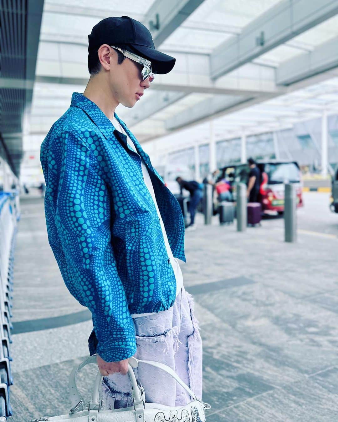 林俊傑のインスタグラム：「Paris here I come (again)! （又）來巴黎了！ @pharrell  @louisvuitton  #lvmenss24  #louisvuittonsg」