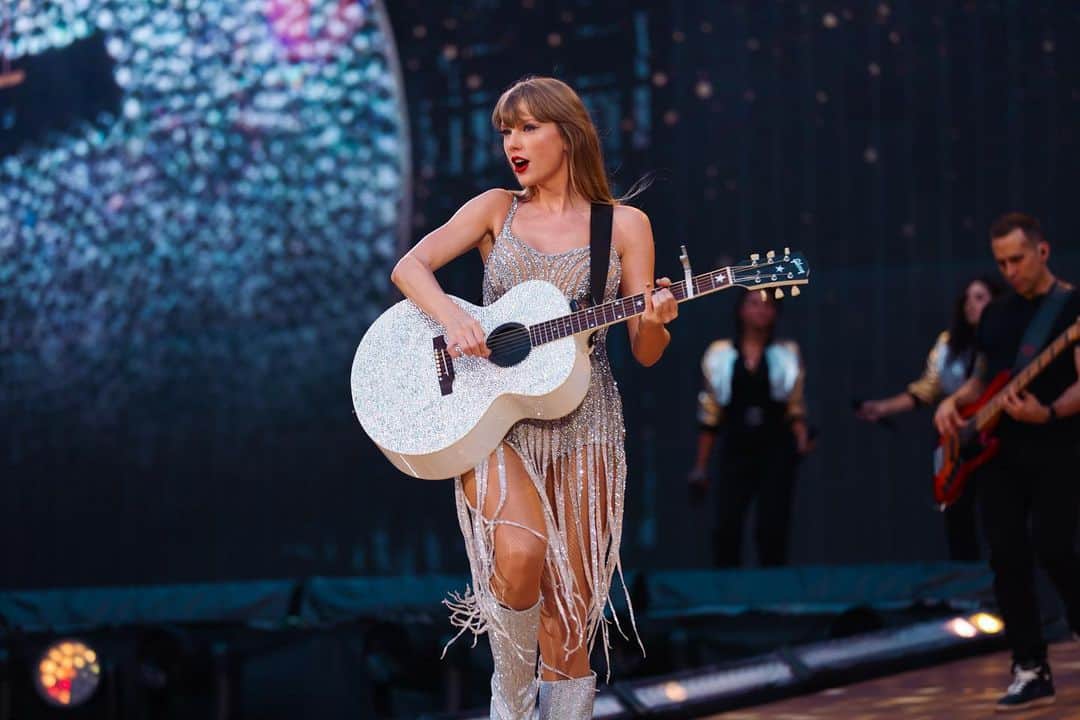 テイラー・スウィフトのインスタグラム：「Pittsburgh thank you for making me feel sooooo at home in my home state. I mean… You broke the all time attendance record and we got to be the first tour to play your stadium twice. Thank you so much for everything this weekend. You were a mesmerizing crowd, like beyond 🥰😍 We’re coming for you next weekend Minneapolis!   PS Happy Father’s Day to all the dads but especially mine who is one of my best friends, helped meticulously glue every teeny tiny crystal onto my guitar and still never misses a show 💕」