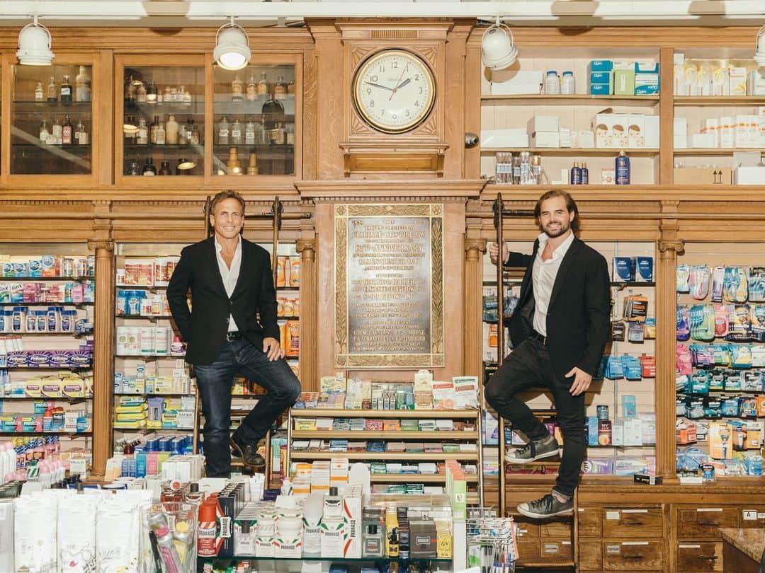 C.O. Bigelowさんのインスタグラム写真 - (C.O. BigelowInstagram)「👔 HAPPY FATHER'S DAY 👔 from our 3rd and 4th generation owners and father-son duo, Ian and Alec! 🤍🤍 Being a family-owned business for the past 84 years we celebrate all the dads, grandpas, and father figures who have guided us through life! 👨‍👦‍👦」6月19日 2時01分 - cobigelow