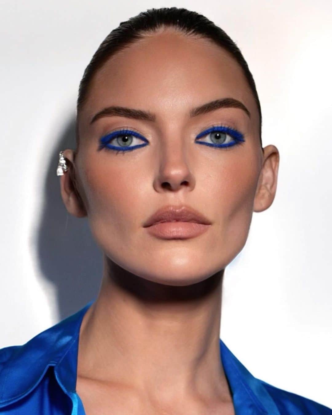 Carolina Gonzalezのインスタグラム：「💙M A R T H A⚡️Electric @marthahunt in #Montauk  Hair @kevinkelly.hair  #MakeupbyMe @cgonzalezbeauty  Assisted by @veronicagaona  Photo by @thebeautycine    BREAKDOWN:    @111skin  Celestial Black Diamond Lifting & Firming Mask  Celestial Black Diamond Cream  Celestial Black Diamond Serum    @mariobadescu  Lip Mask    @armanibeauty  Luminous Silk Concealer 4.75, 5.75  Luminous Silk Foundation 5.25, 5.75 Luminous Silk Glow Liquid Bronzer 90  Luminous Silk Glow Blush 60  Lip Power Matte 111  Luminous Silk Glow Setting Powder 2, 4    @kikomilano   Lasting Precision Automatic Eyeliner And Khôl in 06 Dark Ultramarine    @lorealusa  Voluminous Original Mascara in Cobalt Blue    @anastasiabeverlyhills  Brow Wiz  in Soft Brown」