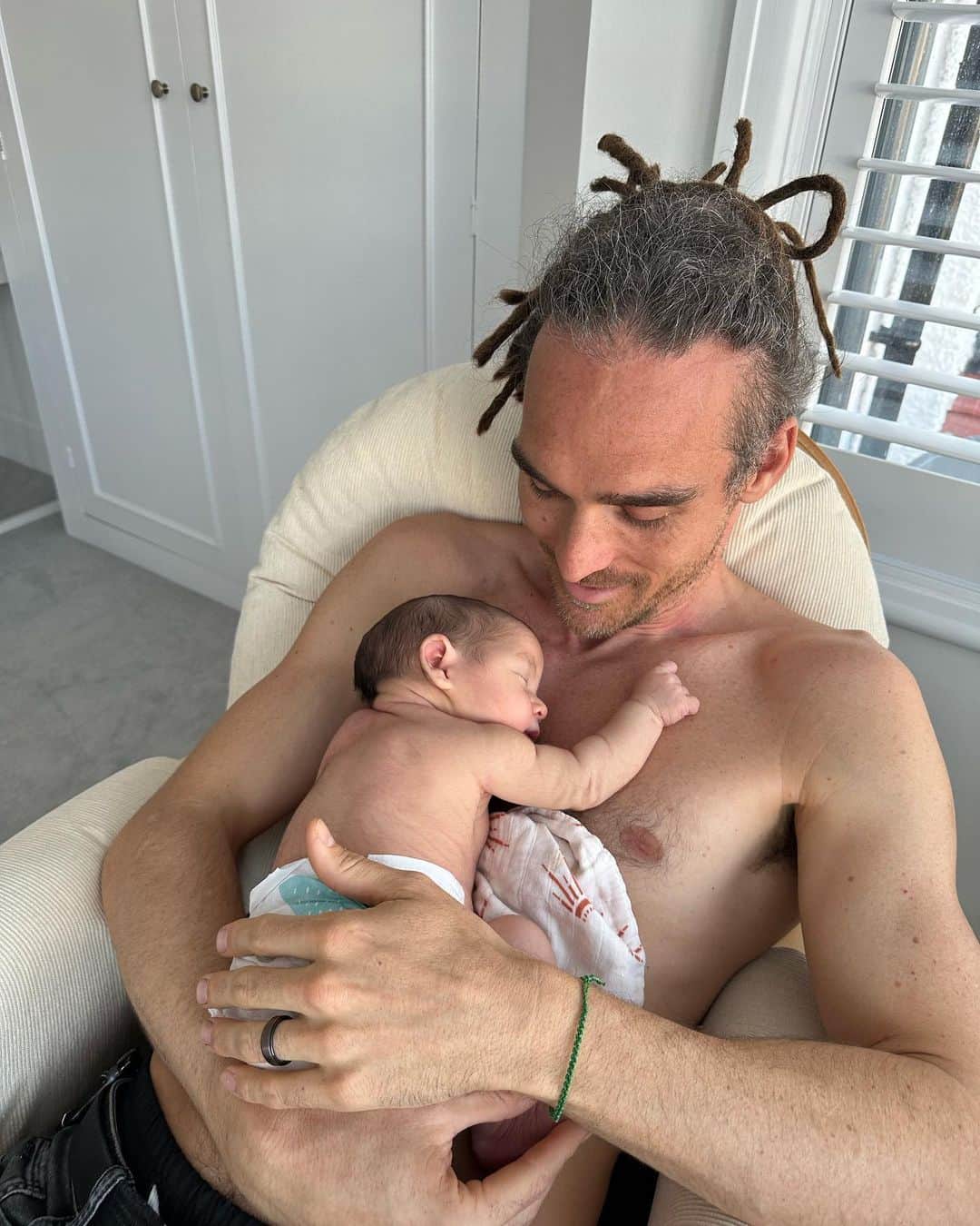 ルイス・コールさんのインスタグラム写真 - (ルイス・コールInstagram)「Neo is so lucky to have you as a father and I’m so grateful that he will grow up with you as his example of how to be a man. The way you’ve supported both of us these past few months is unparalleled. I couldn’t ask for a better partner in parenthood and in life 🥹 We love you ❤️ Happy Father’s Day @louiscole !」6月19日 2時15分 - rayawashere