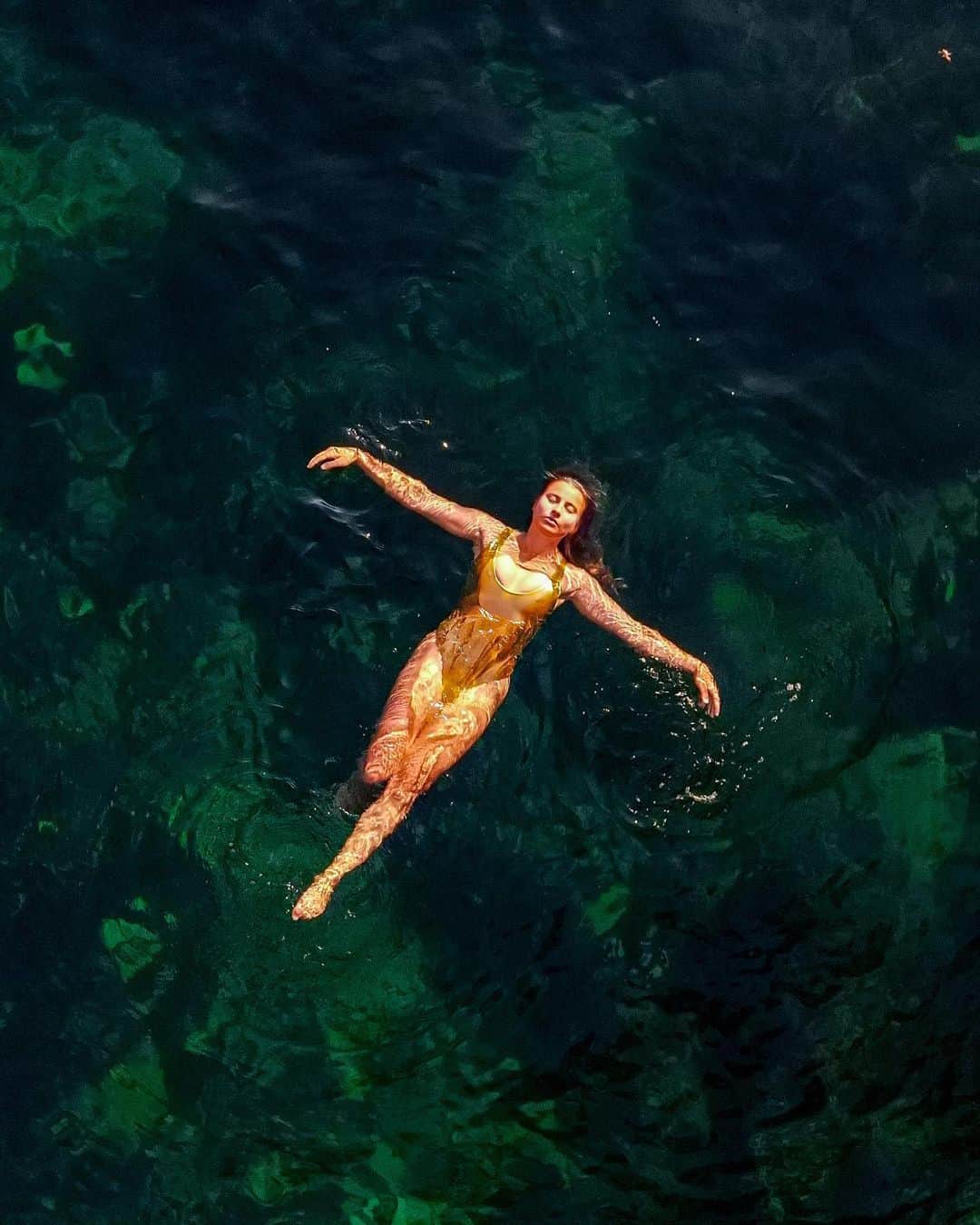 のインスタグラム：「🧜‍♀️🇲🇹 Who knew you could find (golden) mermaids in Malta ? 🫣  Last week was exactly what I needed and hopefully a preview of what will be next… just a few more busy days before going back to nature, cliff jumping & vanlife 🤩✨  👉🏻 perfect crew & team to work with for @visitmalta  👉🏻 grateful for @chai_enne work on the 📸 and the videos coming soon… 🫣  #ad #visitmalta #malta #exploremore #tourism #outdoorexperience #outdoors #dji #dronepictures #mermaid」