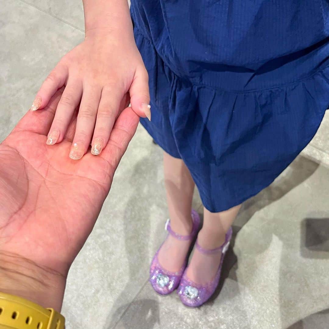 古本新乃輔のインスタグラム：「いやはや、 どんどんオマセさんになって参りまして、 つけ爪やら可愛い靴やら、 ママやお姉ちゃんの真似っこから入って、 益々 一丁前な一言とかも発しております。  もう、 可愛くて仕方がありません。  #古本新乃輔 #子育て #イクメン #愛娘 #ずっと抱きしめていたい」