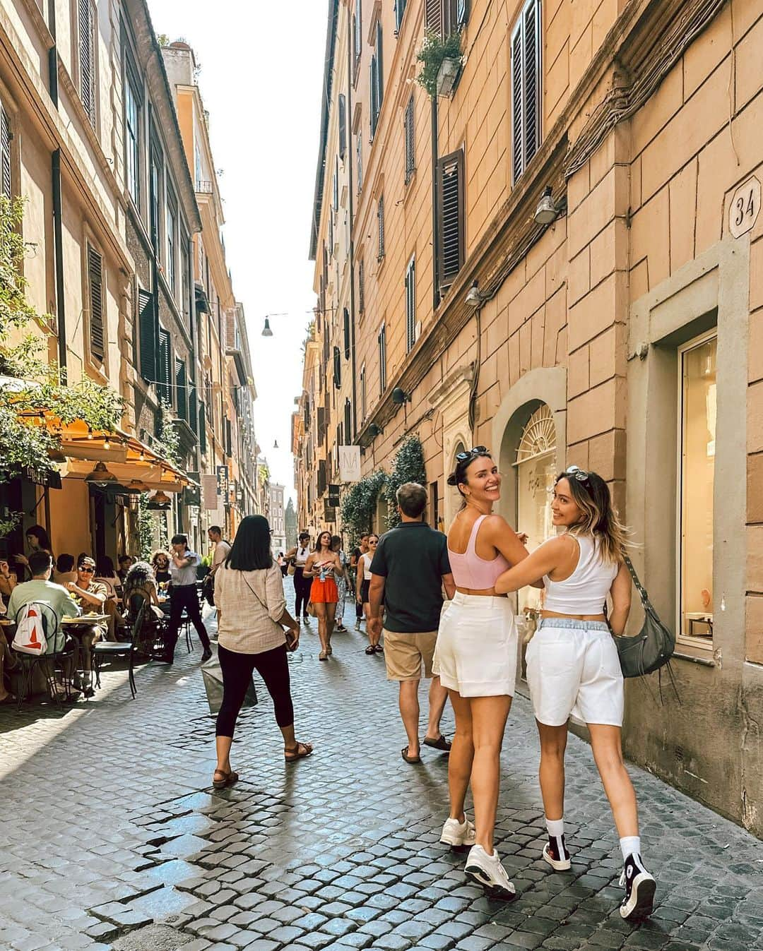 ブランディ・グレン・サイラスさんのインスタグラム写真 - (ブランディ・グレン・サイラスInstagram)「Roma camera rolla 🇮🇹 🤍」6月19日 2時21分 - brandicyrus