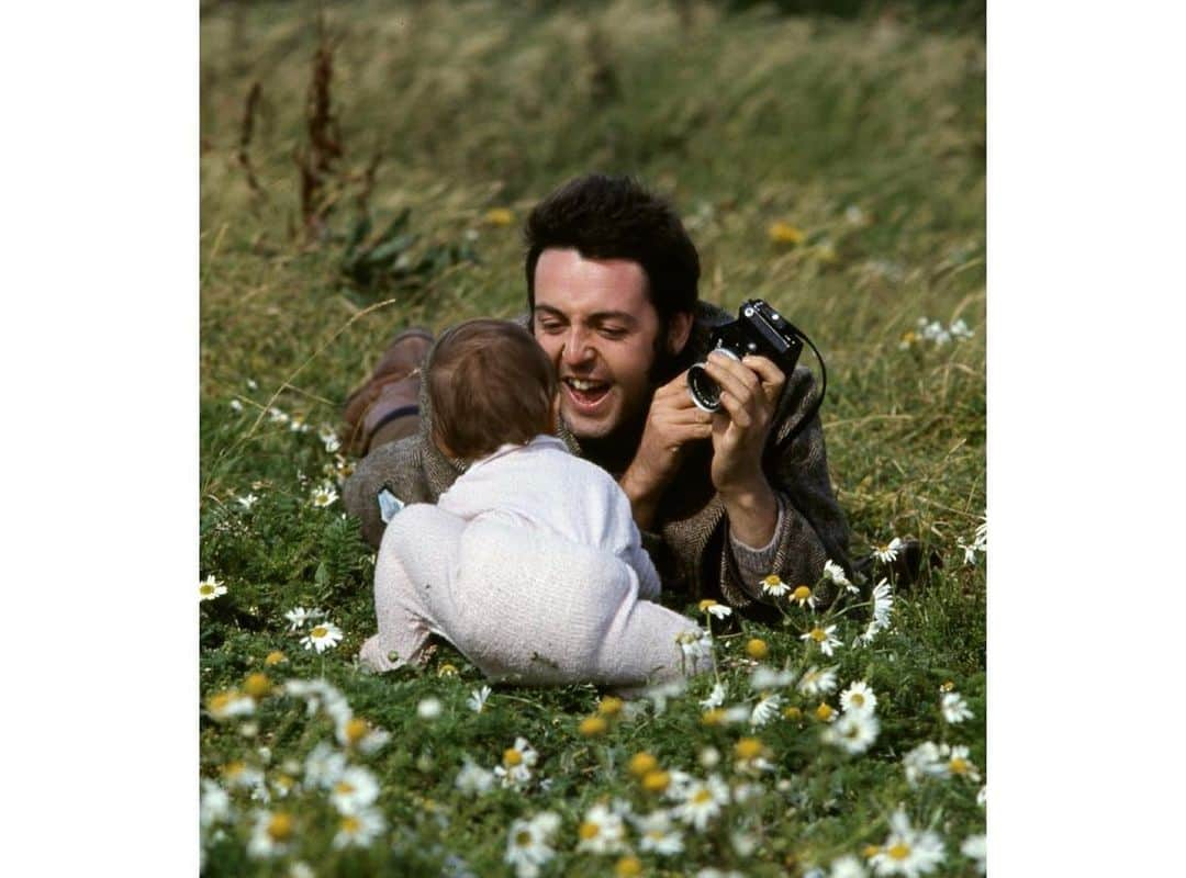 メアリー・マッカートニーさんのインスタグラム写真 - (メアリー・マッカートニーInstagram)「Happy Birthday Dad  x wishing you all the love in the world x Mary   📸1,2 and 3 @marymccartney  📸4,5 and 6 @lindamccartney   💕 @paulmccartney」6月19日 2時21分 - marymccartney