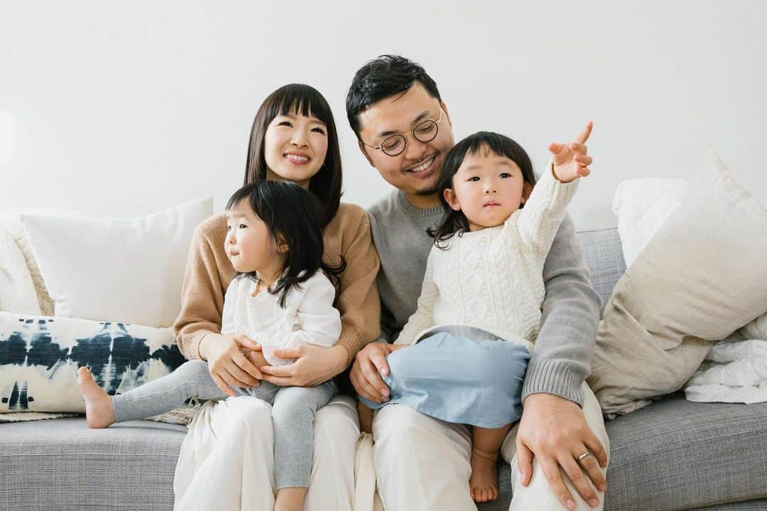 近藤麻理恵のインスタグラム：「I'm wishing all fathers and father figures a very Happy Father's Day! In honor of this celebration, @konmari.co speaks with my husband, Takumi, each year about his current thoughts on fatherhood and family. Visit the link in my bio for the full Q&A!」