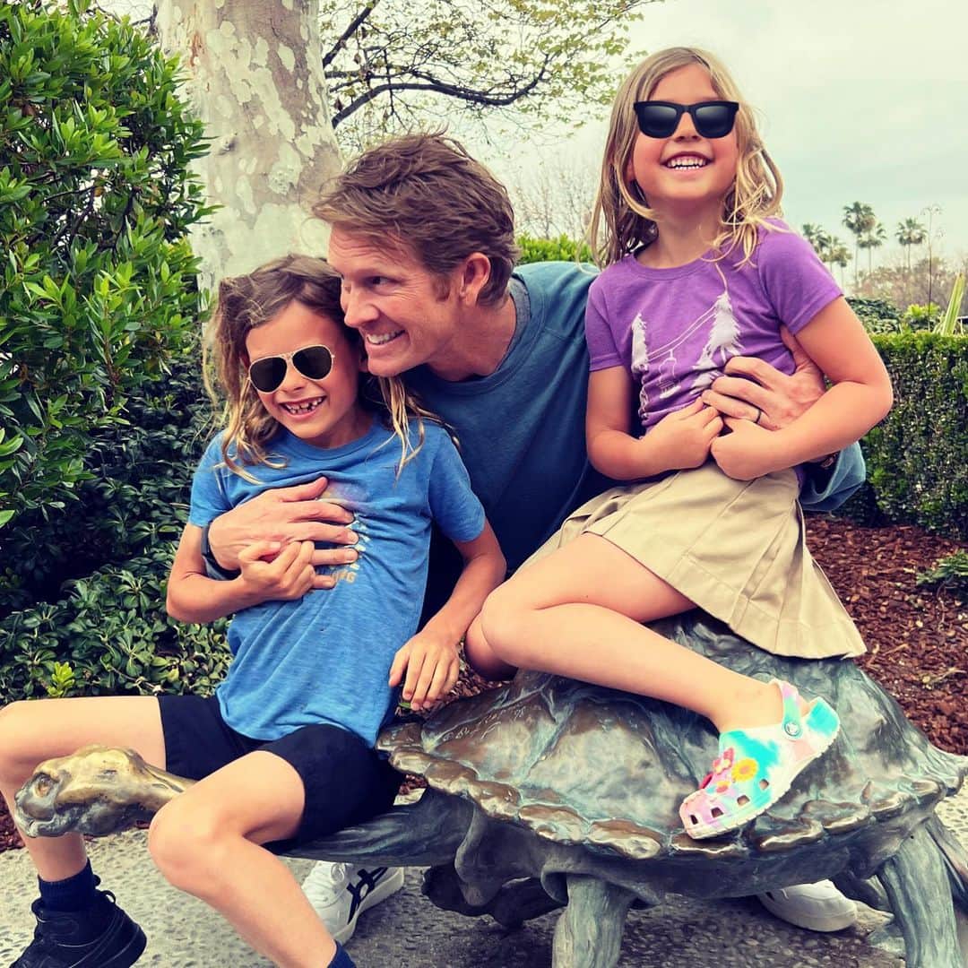 ダニエラ・ルーアのインスタグラム：「Happy Father’s Day to the best frickin dad the kids could have wished for and partner in parenting that I could have dreamed of. A man River aspires to be like and that both kids simply adore. Encouraging, playful, honest, conversationalist, disciplining, snuggler, tickler, teacher, coach, guide, builder, goofball, protector… you are our hero and we love all of you ♥️♥️♥️♥️♥️♥️♥️♥️♥️ . Feliz dia do Pai (EUA) Ao melhor paizão que os miúdos podiam ter desejado e o melhor parceiro que eu podia ter sonhado. És o homem que o River quer ser e absolutamente adorado pelos dois miúdos. Encorajador, aventureiro, brincalhão, honesto, conversador, disciplinador, dá mimos, cócegas, professor, treinador, guia, construtor, palhaço, protector… és o nosso herói e amamos tudo sobre ti! ♥️♥️♥️♥️♥️♥️♥️♥️♥️♥️」