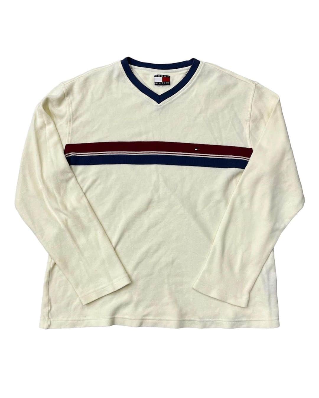 ジャムルのインスタグラム：「TOMMY HILFIGER カットソー オフホワイト ¥5400+tax(5940) .  TOMMY HILFIGERのvネックカットソー。 オフホワイトにネイビーとエンジのラインがお洒落。 大きすぎずぴったりでもない、良いサイズ感でさらっと1枚で着てサマになるオススメのカットソーです。 .  WEB SHOPに入荷しております。 是非ご覧ください。 jammru.com  #お問い合わせはお電話で承ります #jammru#tommyhilfiger  #osaka  #fashion  #streetstyle  #streetfashion  #vtg  #vintage  #used  #usedclothing  #古着 #古着屋 #ファッション #70s #80s #90s」