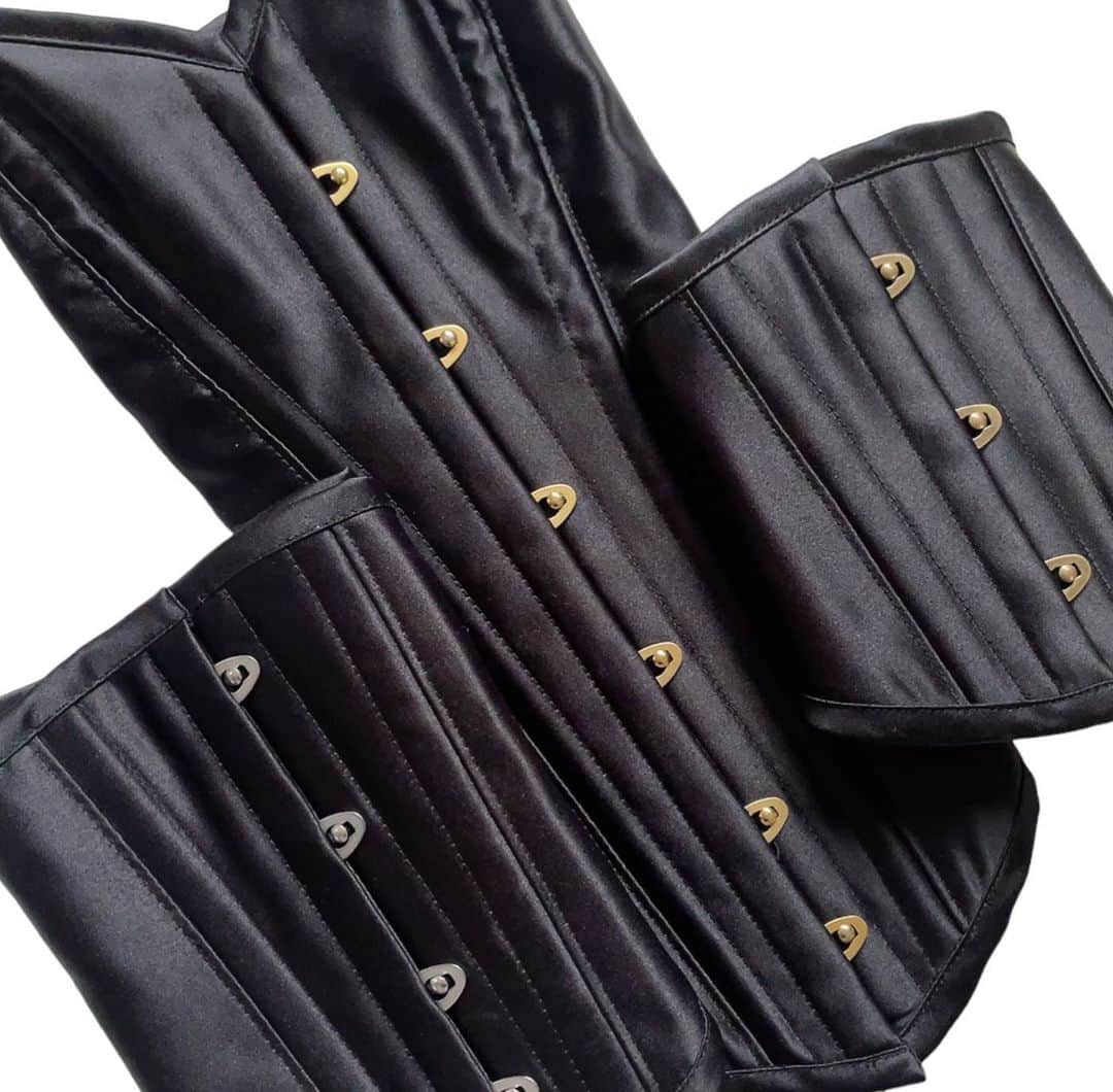 緑川ミラノのインスタグラム：「BabyDollTokyo オリジナル Corset ​ ネコ科のようにしなやかなカーブを。  クビレを誕生させつつ お腹の部分がVラインで下腹部を \スッキリ/と見える効果があります。  ​ベルト的にイージーに装着できるもの、 オーバーバストコルセットのお写真となります。  女性らしいボディ・ラインを目指したい！ オシャレにスタイル・アップを楽しみたい。  そんな姫達には いつかお試しいただきたいなと感じていますよ🌹  - - - - - 🥀🥀🥀 - - - - -  《 ABOUT 緑川ミラノ 》 日常にセクシーとゴージャスを🫦🌹 オンラインセレクトショップ 「Baby Doll Tokyo -mirano BOTE-」運営 @corset8beauty   天然バロックパールを中心にした アクセサリーショップ 「Freya-フレイヤ-」でも女性の美を 応援中💋@freya.tokyo  ストーリーズには 不定期開催の ポップアップストアなどについて まとめてあります🖤  スタイリスト、スタイリング コーディネート提案✨ コルセット・着用体験ライブトークショー⌛️ お仕事のご依頼はお気軽にDMで💌✨  - - - - - 🥀🥀🥀- - - - -  #緑川ミラノ #マダムミラノ #美と退廃 #コルセット #コルセットコーデ #フェティッシュ #フェティッシュファッション #corset #corsetdress」