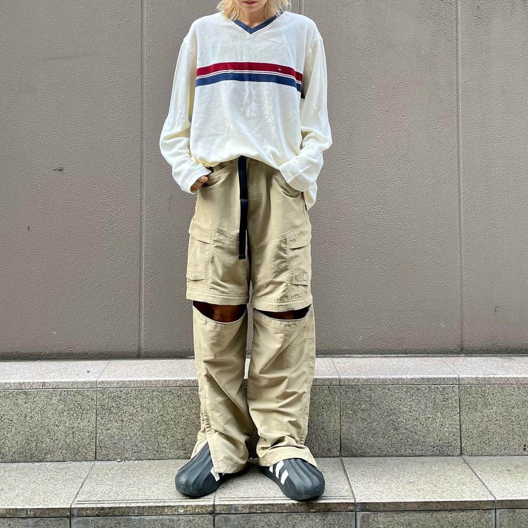 ジャムルのインスタグラム：「TOMMY HILFIGER カットソー オフホワイト ¥5400+tax(5940) . THE NORTH FACE 2way TECH nylon pants ¥6800+tax(7480) .  WEB SHOPに入荷しております。 是非ご覧ください。 jammru.com  #お問い合わせはお電話で承ります #jammru #osaka  #fashion  #streetstyle  #streetfashion  #vtg  #vintage  #used  #usedclothing  #古着 #古着屋 #ファッション #70s #80s #90s」