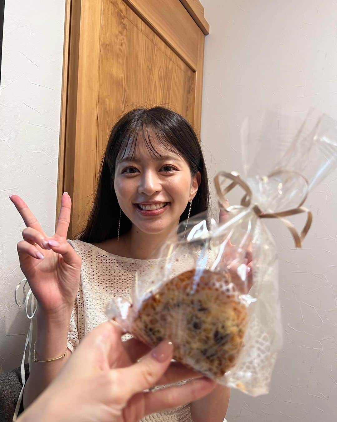 山本里菜さんのインスタグラム写真 - (山本里菜Instagram)「. パウンドケーキ作ってきてくれるとか天使ですか👼🤍✨、、、  ほんとに可愛くていつも会うたびに癒されてるよ😚  #沖田愛加  #手作りお菓子 #天使 #천사」6月18日 17時39分 - rinayamamoto_0622