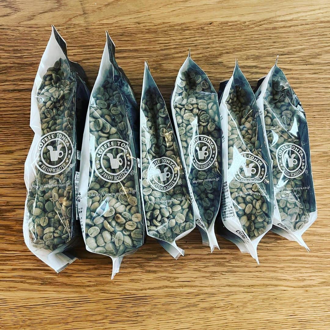 のインスタグラム：「普段買っている豆屋さんが小ロットやってないので気になる豆があっても気軽に試せないなと。。。 なので少量でも生豆買える店にダッシュで行ってきた😂 ミックスに戻ります！ #息抜き #ミックスサボって生豆ゲット」