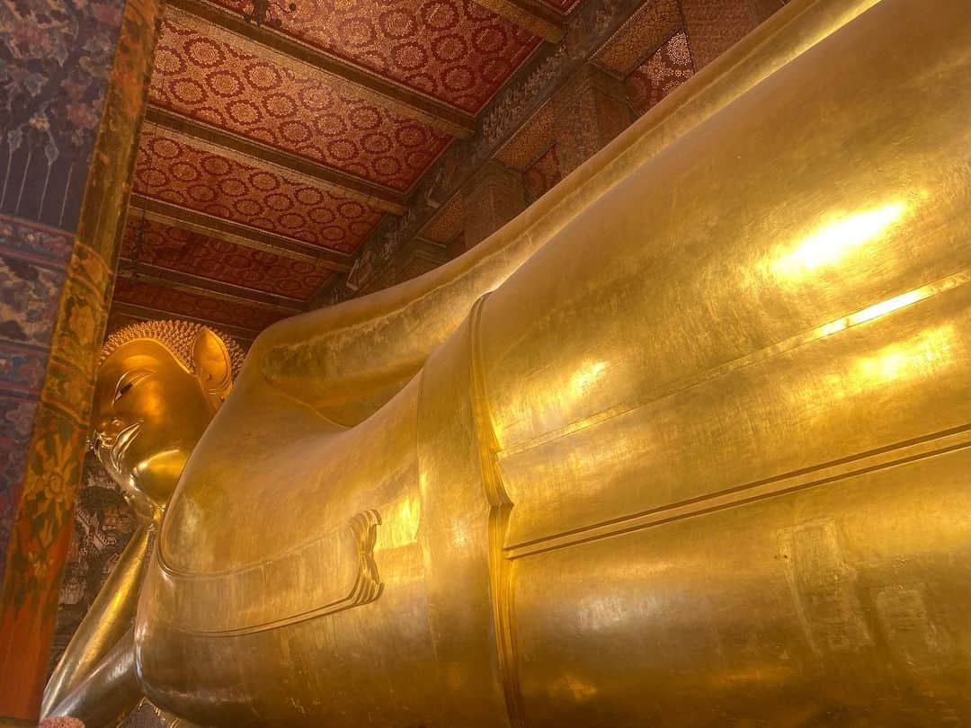 松尾侑治（ロングアイランド）のインスタグラム：「ねはんぶつはん 足裏にタトゥー  ワットな建物だらけだらけ  #thailand  #ひとり旅 #バンコク #寺院 #素晴らしい #が #すぎる」