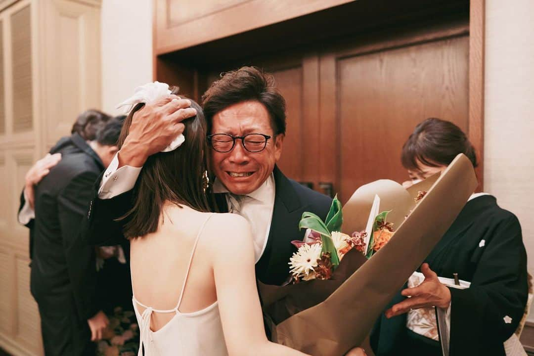 ラヴィ•ファクトリーさんのインスタグラム写真 - (ラヴィ•ファクトリーInstagram)「. 【写真で叶える結婚式】 . 6月18日は父の日です。  今まで大切に育ててくれたお父様へ 感謝の気持ちを伝える感動シーン  お父様と歩くバージンロードには 「花嫁のこれまでの人生」という意味が込められています  最後にはお母様も一緒に家族ショット✨ 花嫁様の新しい未来を想う一枚に… . —————— ラヴィファクトリー: @nagoya_laviephotography Photographer: @guppy_photograph AREA:JAPAN,NAGOYA —————— @laviefactoryをフォローして #laviefactory #ラヴィファクトリー のハッシュタグをつけて お写真を投稿してみてくださいね✳︎ . こちらの公式IG（@laviefactory） で取り上げさせていただきます✨ . 思わず笑顔になれるハートのある 「家族写真」はラヴィクルール* >>>@laviecouleur_official . #wedding #weddingphotography #photo  #ハートのある写真 #instawedding #結婚写真 #ウェディング #ウェディングフォト #撮影指示書 #ロケーションフォト #前撮り#写真好きな人と繋がりたい #フォトウェディング #卒花 #後撮り #ウェディングニュース #前撮り小物 #前撮りフォト  #前撮りアイテム #ウェディング撮影 #撮影構図 #前撮りアイディア #撮影指示書  #花嫁コーディネート  #結婚式 #結婚式密着 #父の日 #結婚式フォト」6月18日 17時43分 - laviefactory