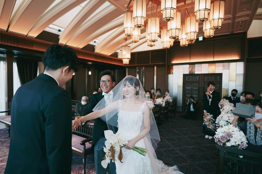 ラヴィ•ファクトリーさんのインスタグラム写真 - (ラヴィ•ファクトリーInstagram)「. 【写真で叶える結婚式】 . 6月18日は父の日です。  今まで大切に育ててくれたお父様へ 感謝の気持ちを伝える感動シーン  お父様と歩くバージンロードには 「花嫁のこれまでの人生」という意味が込められています  最後にはお母様も一緒に家族ショット✨ 花嫁様の新しい未来を想う一枚に… . —————— ラヴィファクトリー: @nagoya_laviephotography Photographer: @guppy_photograph AREA:JAPAN,NAGOYA —————— @laviefactoryをフォローして #laviefactory #ラヴィファクトリー のハッシュタグをつけて お写真を投稿してみてくださいね✳︎ . こちらの公式IG（@laviefactory） で取り上げさせていただきます✨ . 思わず笑顔になれるハートのある 「家族写真」はラヴィクルール* >>>@laviecouleur_official . #wedding #weddingphotography #photo  #ハートのある写真 #instawedding #結婚写真 #ウェディング #ウェディングフォト #撮影指示書 #ロケーションフォト #前撮り#写真好きな人と繋がりたい #フォトウェディング #卒花 #後撮り #ウェディングニュース #前撮り小物 #前撮りフォト  #前撮りアイテム #ウェディング撮影 #撮影構図 #前撮りアイディア #撮影指示書  #花嫁コーディネート  #結婚式 #結婚式密着 #父の日 #結婚式フォト」6月18日 17時43分 - laviefactory