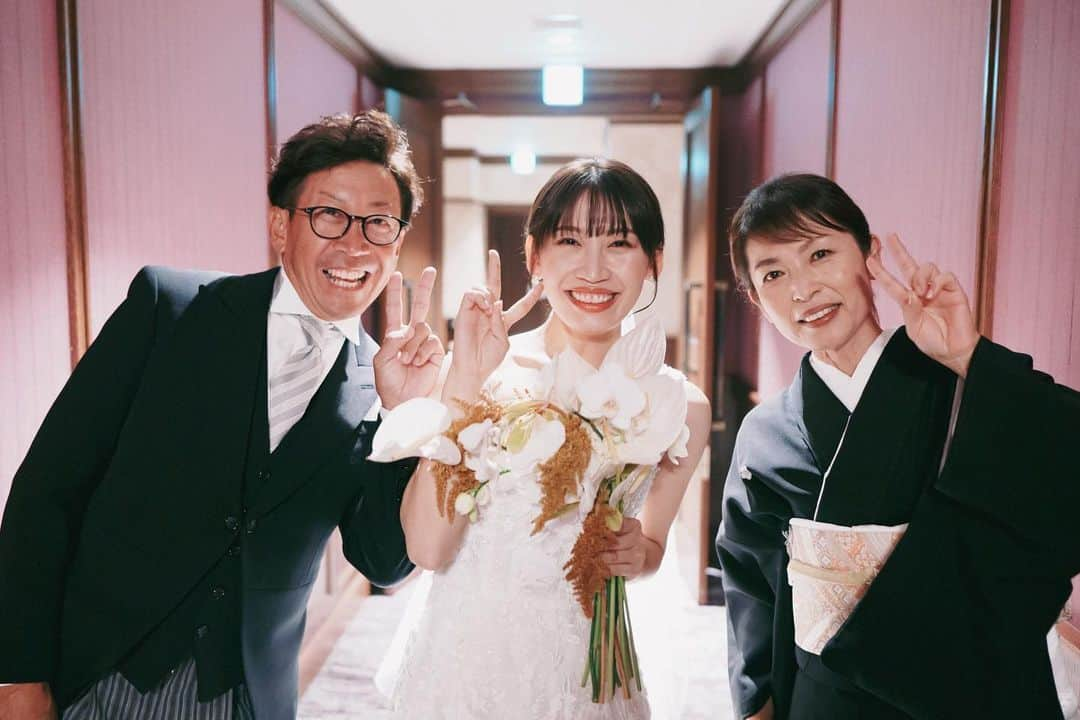 ラヴィ•ファクトリーさんのインスタグラム写真 - (ラヴィ•ファクトリーInstagram)「. 【写真で叶える結婚式】 . 6月18日は父の日です。  今まで大切に育ててくれたお父様へ 感謝の気持ちを伝える感動シーン  お父様と歩くバージンロードには 「花嫁のこれまでの人生」という意味が込められています  最後にはお母様も一緒に家族ショット✨ 花嫁様の新しい未来を想う一枚に… . —————— ラヴィファクトリー: @nagoya_laviephotography Photographer: @guppy_photograph AREA:JAPAN,NAGOYA —————— @laviefactoryをフォローして #laviefactory #ラヴィファクトリー のハッシュタグをつけて お写真を投稿してみてくださいね✳︎ . こちらの公式IG（@laviefactory） で取り上げさせていただきます✨ . 思わず笑顔になれるハートのある 「家族写真」はラヴィクルール* >>>@laviecouleur_official . #wedding #weddingphotography #photo  #ハートのある写真 #instawedding #結婚写真 #ウェディング #ウェディングフォト #撮影指示書 #ロケーションフォト #前撮り#写真好きな人と繋がりたい #フォトウェディング #卒花 #後撮り #ウェディングニュース #前撮り小物 #前撮りフォト  #前撮りアイテム #ウェディング撮影 #撮影構図 #前撮りアイディア #撮影指示書  #花嫁コーディネート  #結婚式 #結婚式密着 #父の日 #結婚式フォト」6月18日 17時43分 - laviefactory