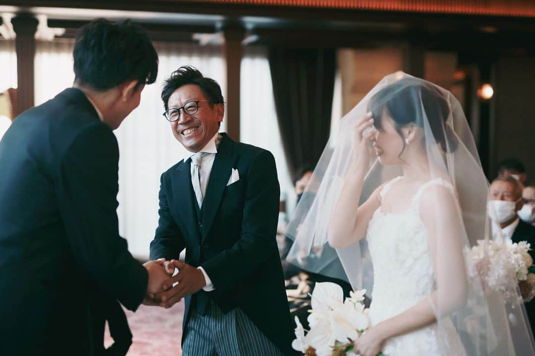 ラヴィ•ファクトリーさんのインスタグラム写真 - (ラヴィ•ファクトリーInstagram)「. 【写真で叶える結婚式】 . 6月18日は父の日です。  今まで大切に育ててくれたお父様へ 感謝の気持ちを伝える感動シーン  お父様と歩くバージンロードには 「花嫁のこれまでの人生」という意味が込められています  最後にはお母様も一緒に家族ショット✨ 花嫁様の新しい未来を想う一枚に… . —————— ラヴィファクトリー: @nagoya_laviephotography Photographer: @guppy_photograph AREA:JAPAN,NAGOYA —————— @laviefactoryをフォローして #laviefactory #ラヴィファクトリー のハッシュタグをつけて お写真を投稿してみてくださいね✳︎ . こちらの公式IG（@laviefactory） で取り上げさせていただきます✨ . 思わず笑顔になれるハートのある 「家族写真」はラヴィクルール* >>>@laviecouleur_official . #wedding #weddingphotography #photo  #ハートのある写真 #instawedding #結婚写真 #ウェディング #ウェディングフォト #撮影指示書 #ロケーションフォト #前撮り#写真好きな人と繋がりたい #フォトウェディング #卒花 #後撮り #ウェディングニュース #前撮り小物 #前撮りフォト  #前撮りアイテム #ウェディング撮影 #撮影構図 #前撮りアイディア #撮影指示書  #花嫁コーディネート  #結婚式 #結婚式密着 #父の日 #結婚式フォト」6月18日 17時43分 - laviefactory