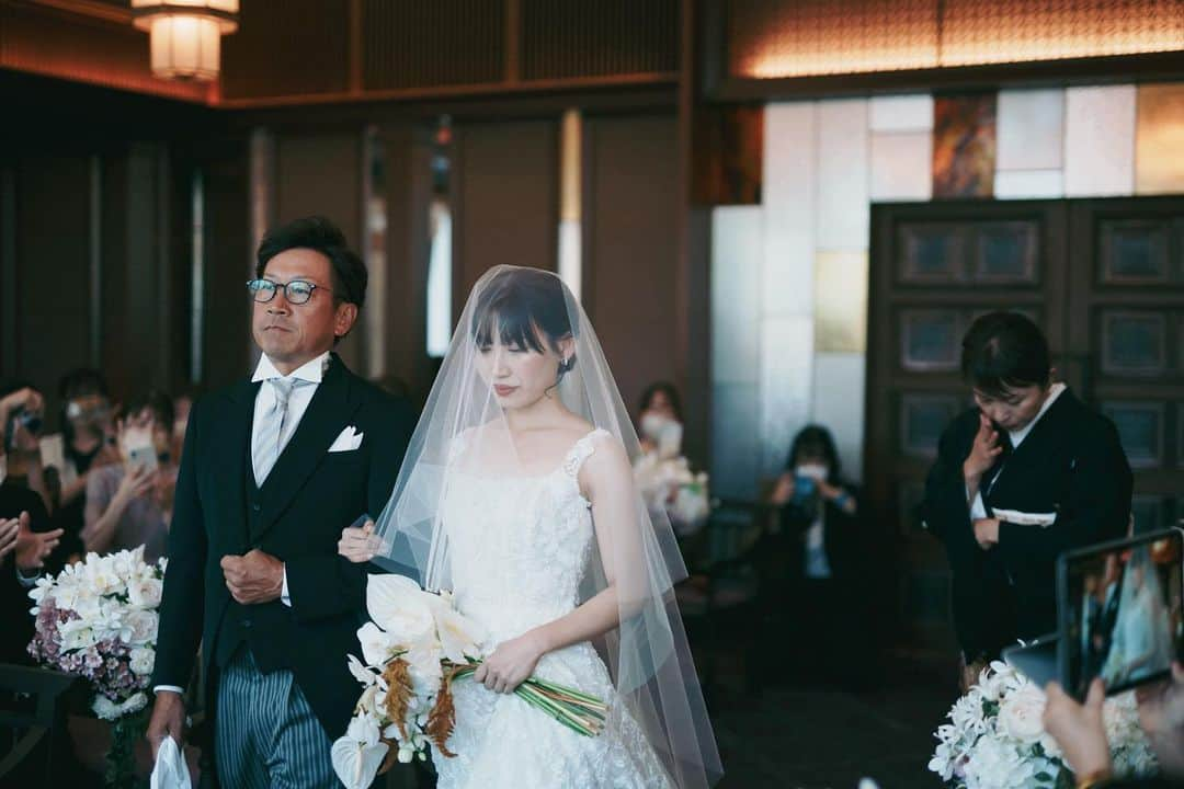 ラヴィ•ファクトリーさんのインスタグラム写真 - (ラヴィ•ファクトリーInstagram)「. 【写真で叶える結婚式】 . 6月18日は父の日です。  今まで大切に育ててくれたお父様へ 感謝の気持ちを伝える感動シーン  お父様と歩くバージンロードには 「花嫁のこれまでの人生」という意味が込められています  最後にはお母様も一緒に家族ショット✨ 花嫁様の新しい未来を想う一枚に… . —————— ラヴィファクトリー: @nagoya_laviephotography Photographer: @guppy_photograph AREA:JAPAN,NAGOYA —————— @laviefactoryをフォローして #laviefactory #ラヴィファクトリー のハッシュタグをつけて お写真を投稿してみてくださいね✳︎ . こちらの公式IG（@laviefactory） で取り上げさせていただきます✨ . 思わず笑顔になれるハートのある 「家族写真」はラヴィクルール* >>>@laviecouleur_official . #wedding #weddingphotography #photo  #ハートのある写真 #instawedding #結婚写真 #ウェディング #ウェディングフォト #撮影指示書 #ロケーションフォト #前撮り#写真好きな人と繋がりたい #フォトウェディング #卒花 #後撮り #ウェディングニュース #前撮り小物 #前撮りフォト  #前撮りアイテム #ウェディング撮影 #撮影構図 #前撮りアイディア #撮影指示書  #花嫁コーディネート  #結婚式 #結婚式密着 #父の日 #結婚式フォト」6月18日 17時43分 - laviefactory