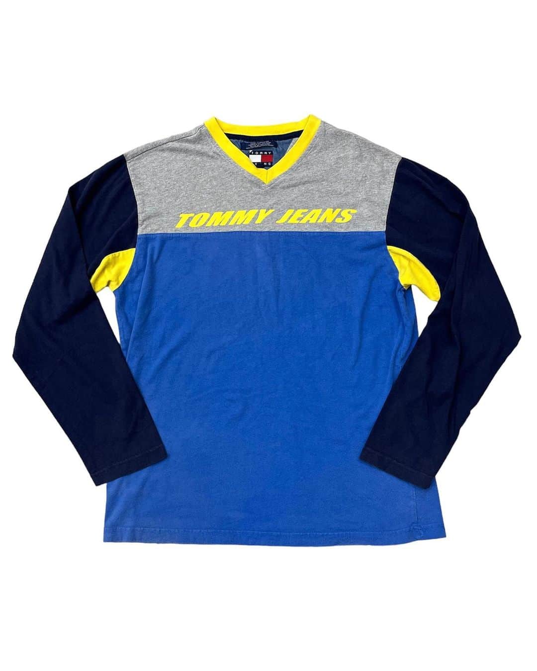 ジャムルのインスタグラム：「TOMMY HILFIGER y2k カットソー　　ブルーxグレー ¥5400+tax(5940) . TOMMY HILFIGERのvネックカットソー。 青xグレーxネイビーの切り替えに黄色の差し色が絶妙で、y2kスタイルに◎ 大きすぎずぴったりでもない、良いサイズ感でさらっと1枚で着てサマになるオススメのカットソーです。 . WEB SHOPに入荷しております。 是非ご覧ください。 jammru.com  #お問い合わせはお電話で承ります #jammru #osaka  #fashion  #streetstyle  #streetfashion  #vtg  #vintage  #used  #usedclothing  #古着 #古着屋 #ファッション #70s #80s #90s」