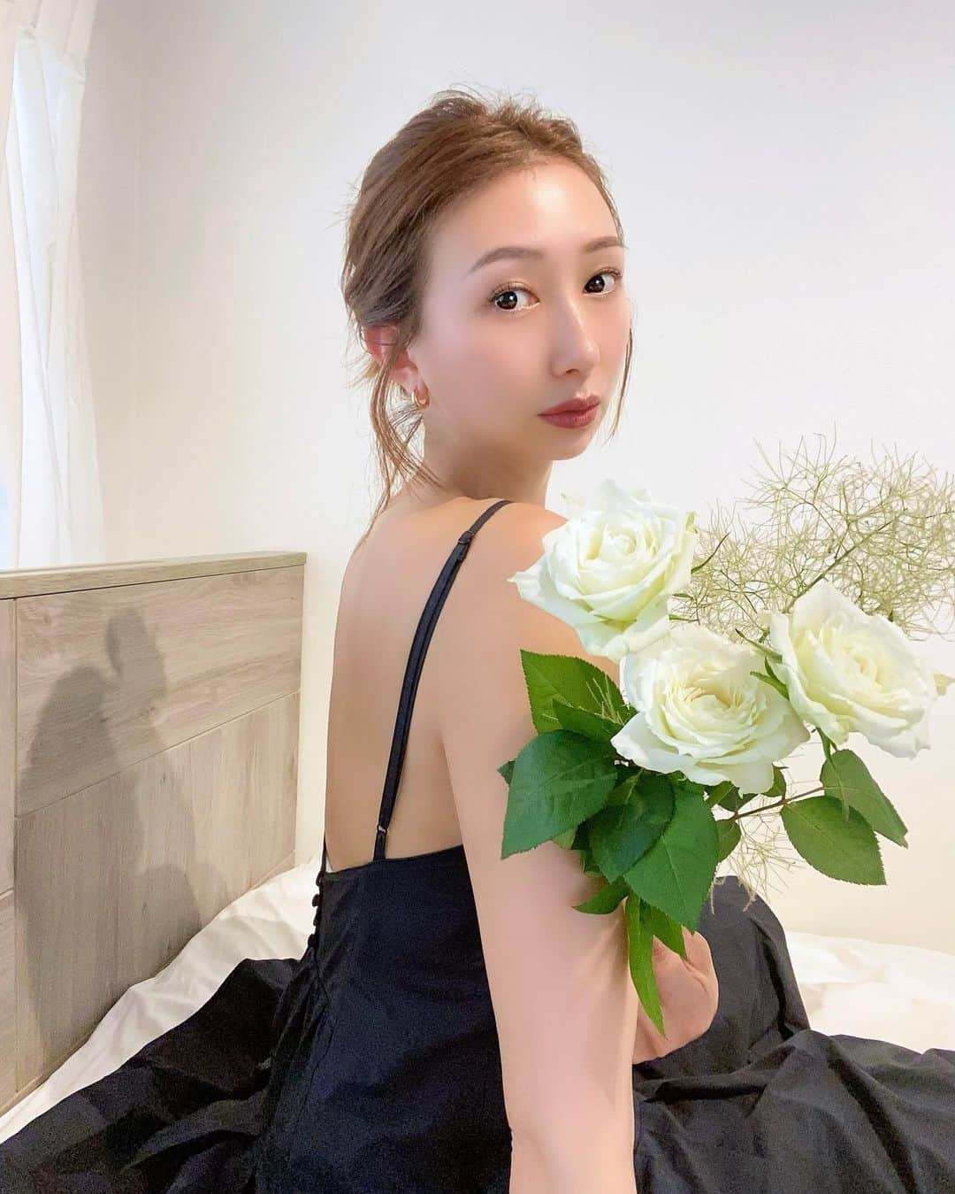 青木まりなのインスタグラム：「🌹🤍  だいすきなお花を買って 帰ったよ♡♡♡  きのう、きょう暑かったね🫠 みんなは何したのー？  　 　  　 #お花 #Flowers #お花のある暮らし         　　　 　        . . .       #RIZIN #RIZINガール #RIZINガール2022 #ラウンドガール #ringgirl #キックボクシング #kickboxing #キックボクシング女子 #筋トレ女子 #筋トレ #トレーニング #ダイエット #training #diet #グラビア #グラビアアイドル #グラドル #ビジョビ #bijobi #gravure #guravureidol #偶像 #性感 #清秀 #性感」