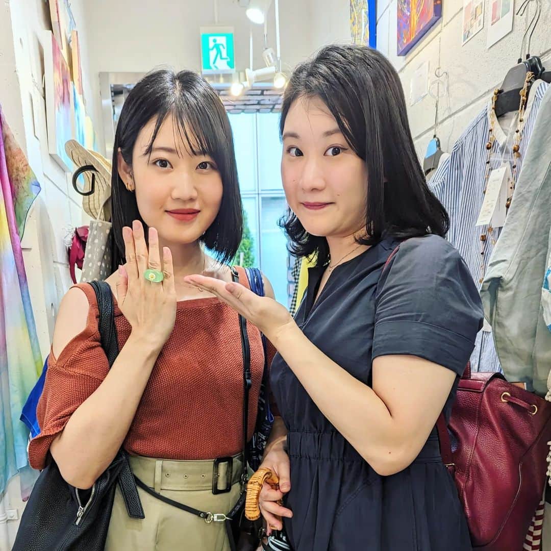 平井富子のインスタグラム：「美人姉妹登場！  都内から、マリコさん、ルリコさん姉妹がアンシャンテに、、  マリコさんは事務系、ルリコさんは、芸能関連の仕事とか。 3人で会社トークで盛り上がり。楽し〜  オリジナルの可愛い花リングを気に入って頂きました。そのまま着用。お似合い〜  また、遊びに来て下さい～」