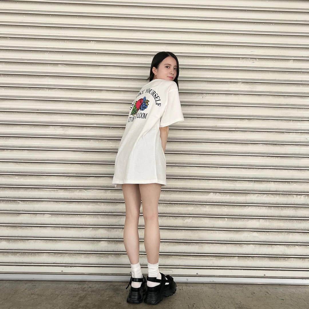 水島美結のインスタグラム：「今日の私服🍇🤍  #私服 #evris #tシャツコーデ #カジュアルコーデ  #厚底サンダル #夏コーデ #tシャツワンピ」