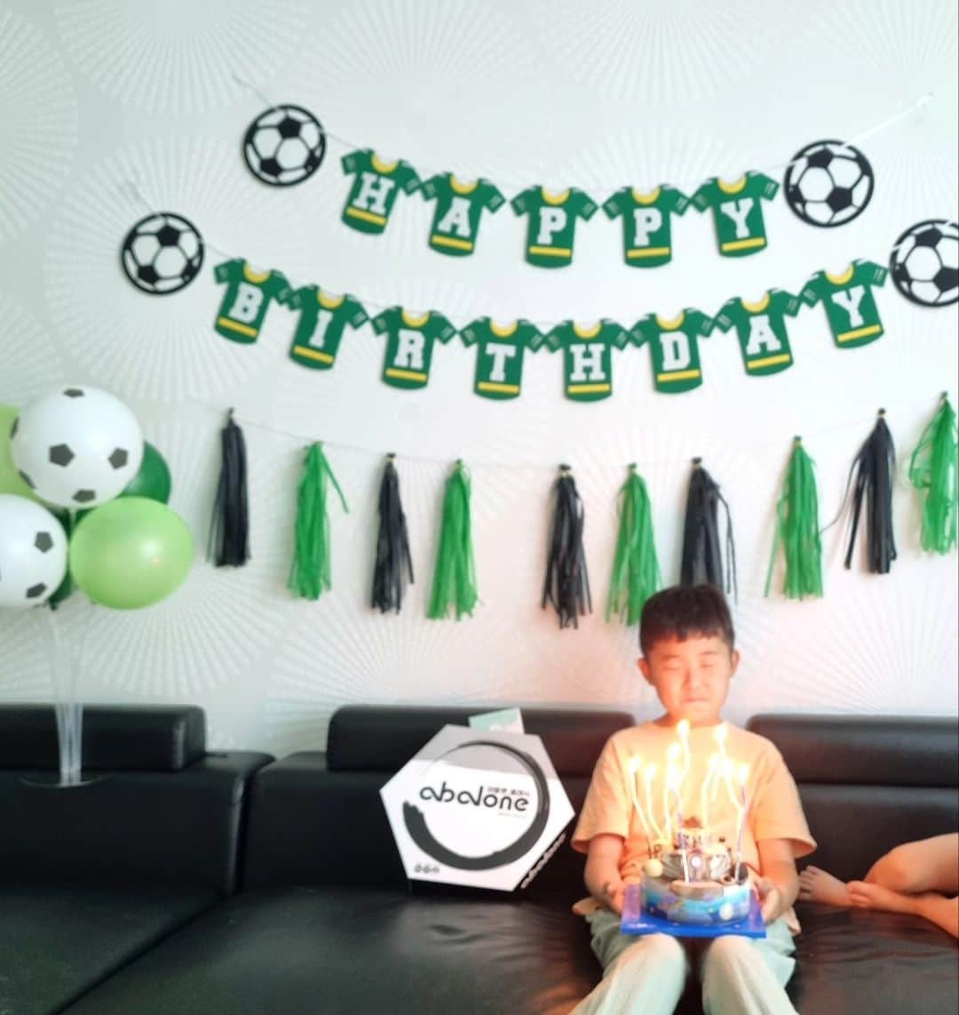 ハ・ソンミンのインスタグラム：「137cm 애기 하제민의 9번째 생일😍😍  착하고 이쁘게 축구 열심히 하면서 잘크고 있는 첫째 🙏  지금 처럼 건강하고, 씩씩하고, 예의 바르게 쭉 크자😍😍  #하제민 #폭풍성장 #9번째생일」