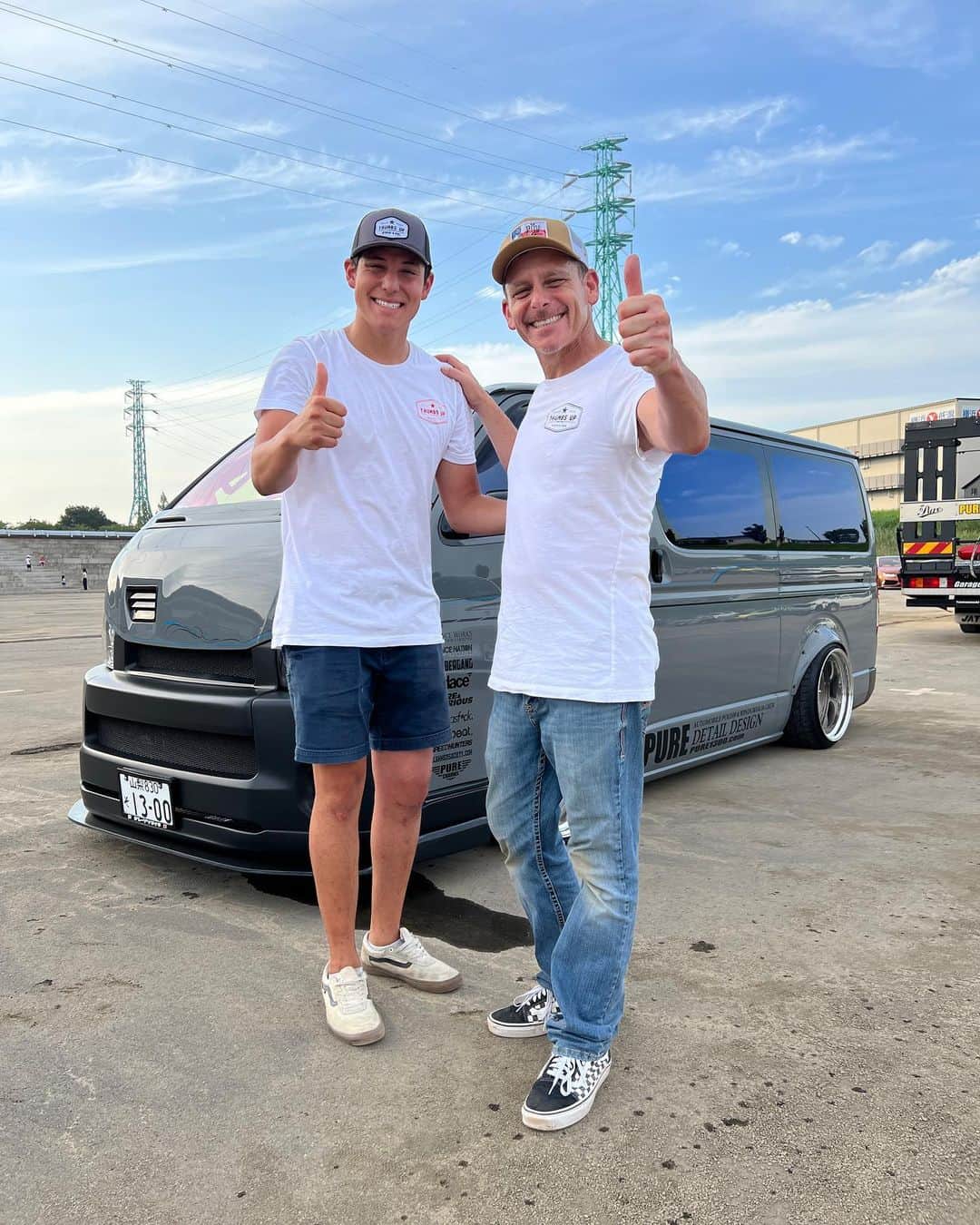 スティーブのインスタグラム：「盛岡へ出発❣️見かけたらサムズアップしてね❣️ピュアチャンネルさん、メチャかっこいい車両提供を誠にありがとうございます😊 @pure_1300  an awesome customer Hiace for our trip up to Morioka!! Here we come!!」