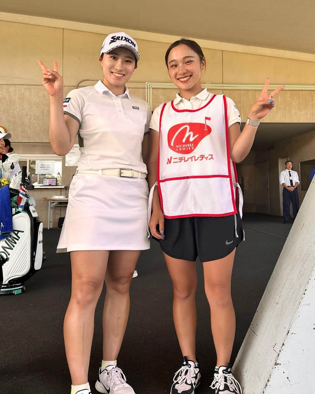 のインスタグラム：「＊ ＊昨年に引き続き、妹みたいな親友の小梅がキャディをしてくれました✨️ ⁡  1週間わがまま聞いてくれてありがとう🥹  性格もゴルフも見習いたくなるくらいとてもアグレッシブで面白い子です！  これからプロテストに向けて頑張るので小梅の応援もよろしくお願いします！！ ⁡  今週、本人たちもビックリするくらい似てるねと沢山言われました😂」