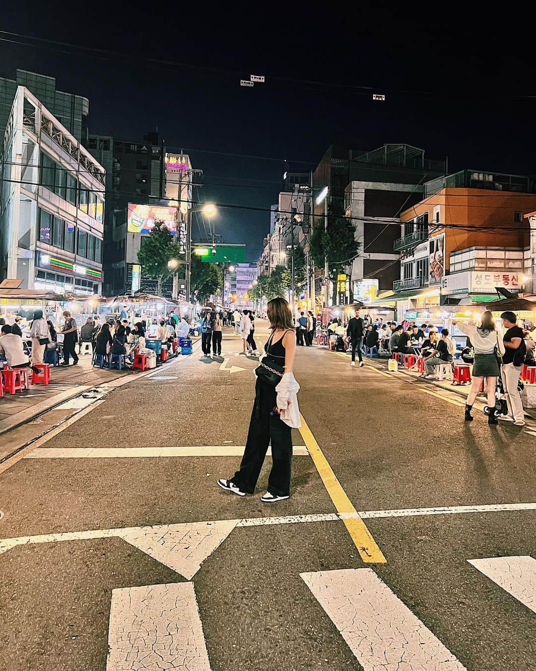 七菜香のインスタグラム：「𝐈 𝐚𝐥𝐫𝐞𝐚𝐝𝐲 𝐰𝐚𝐧𝐭 𝐭𝐨 𝐠𝐨 𝐭𝐨 𝐤𝐨𝐫𝐞𝐚🥹🇰🇷  ハングルって可愛い❤️  #korea #koreatravel #memories #streetphotography #travelstagram #goodvibes #dailylook #종로3가 #한국 #한국여행 #패션 #韓国旅行 #鍾路3街 #屋台 #女の子ママ」