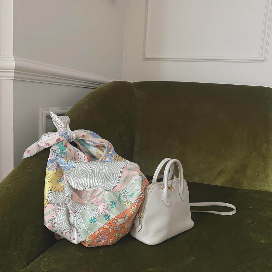 uinoloscaのインスタグラム：「アクセントになるサブバッグたち👛🌼 ・ ・ ・ #hermesscarf #スカーフアレンジ  #サブバッグ」