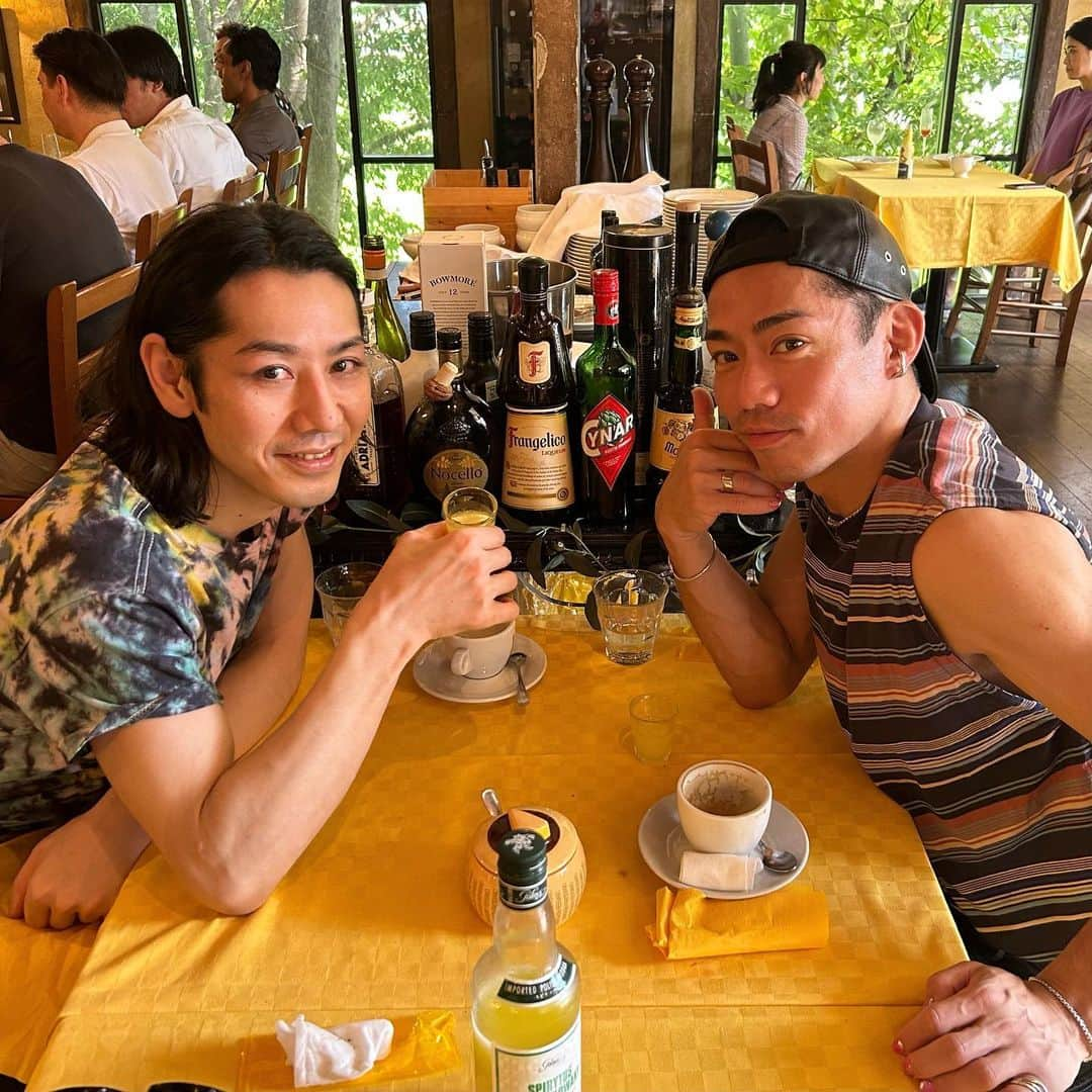 小林尊のインスタグラム：「realized our normal days were special days so we appreciate what we have now.  変な人じゃないふりしてみたよ😎  普通だった日々のことが特別だったって気づくことって、みんなあるよね。🗽✨🍽 @d1sk_t」